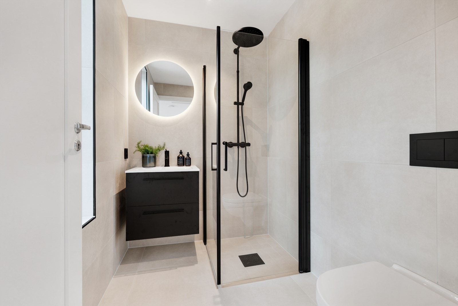 Det er baderom i alle 3 etasjer. Dette fra 2. etg. og master bedroom Galleribilde