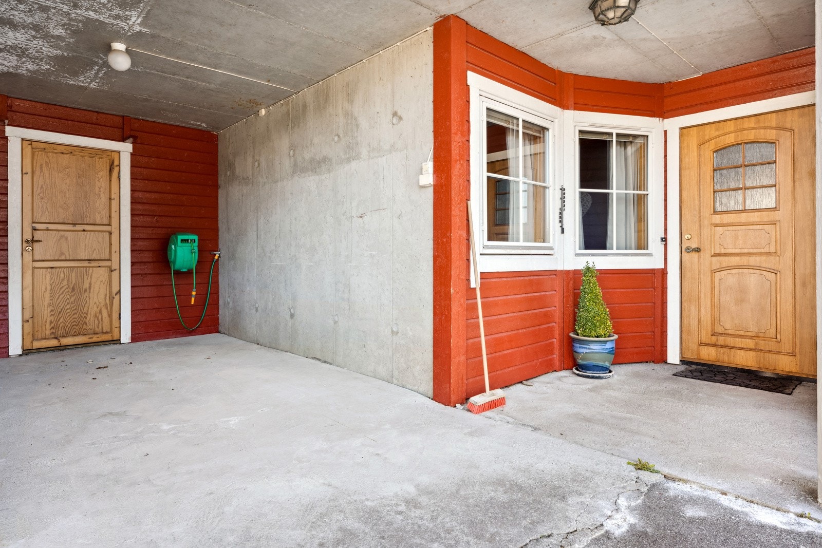 Praktisk med carport og bod i tilknyting til inngangspartiet. Galleribilde