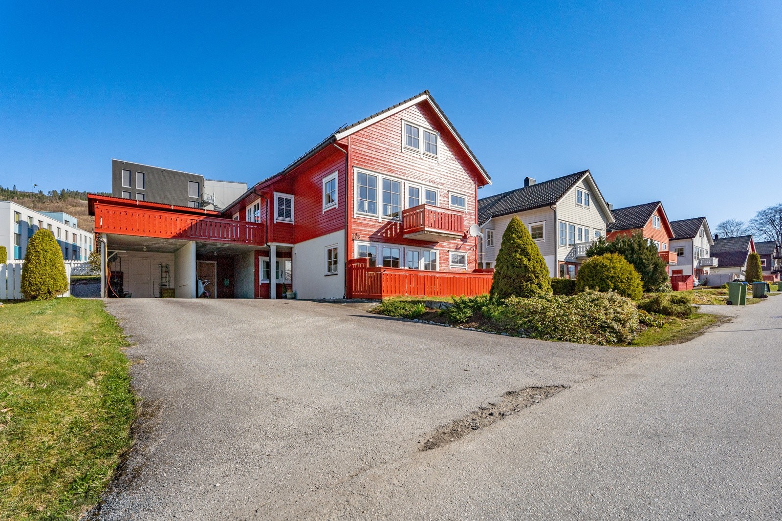 Lett og fin tilkomst. Parkering i carport ved inngangspartiet. Galleribilde