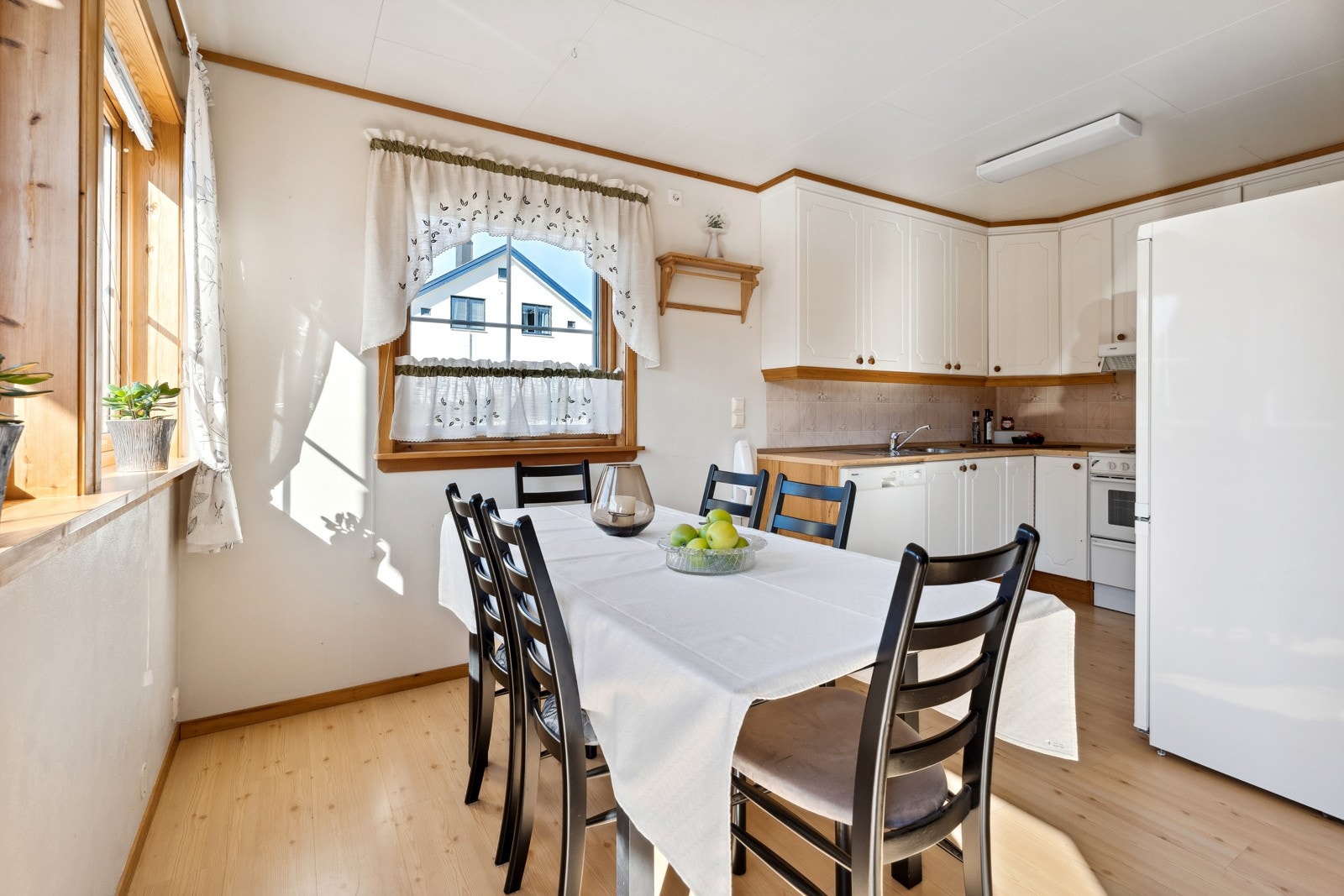 I dels open løysing med stove finn ein kjøkkenet. Her er det plass til kjøkkenbord. Galleribilde