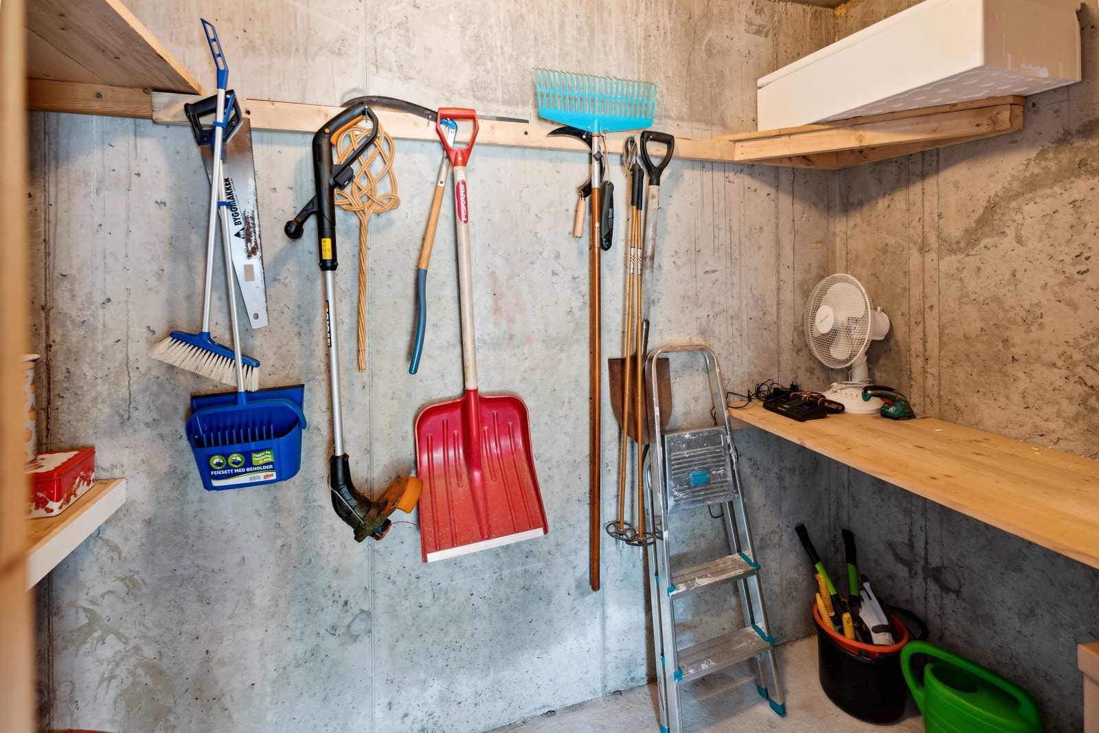 Romleg bod med plass til både reidskap og sykklar. Galleribilde