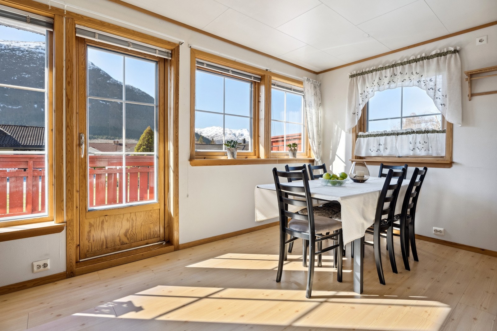 Frå stova har ein utgang til ein koseleg sørvendt terrasse. Galleribilde