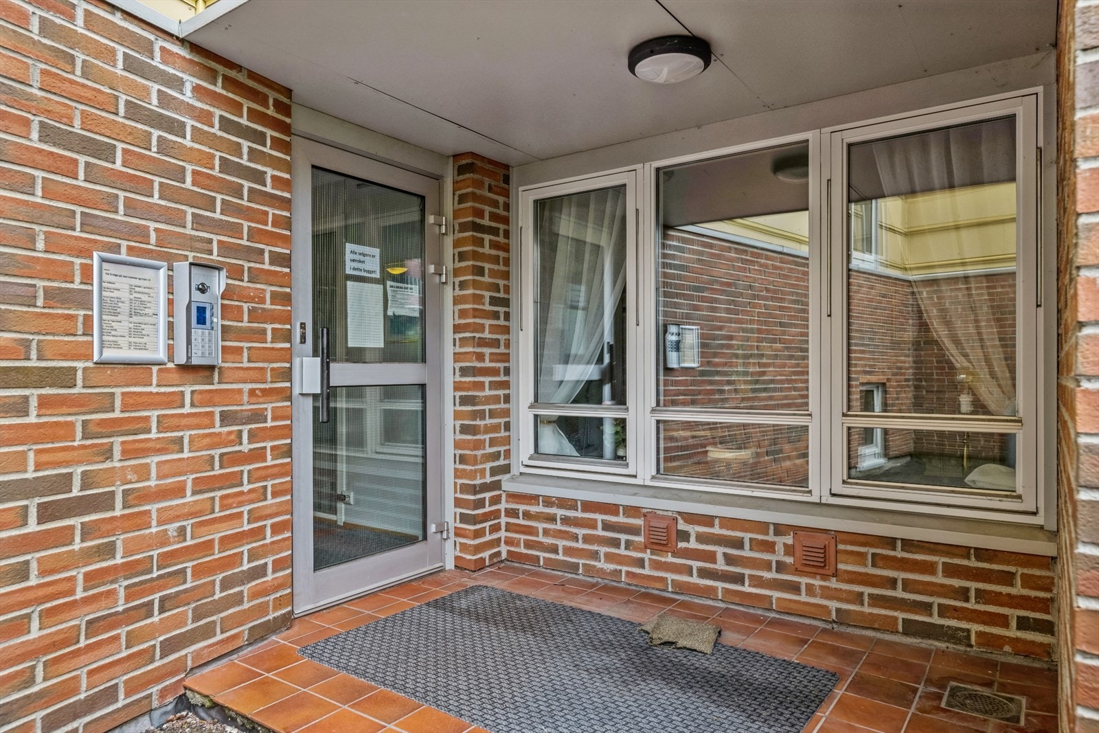 Felles inngangsparti med calling anlegg. Galleribilde