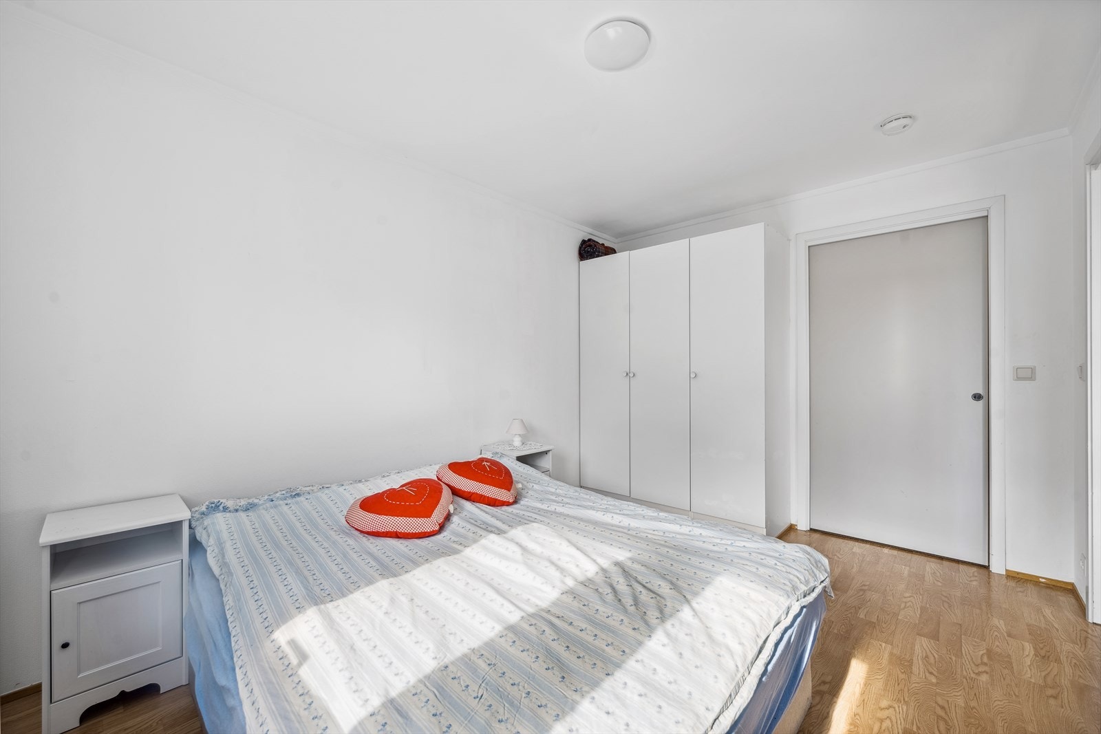 Det er montert godt med garderobeskap per i dag og direkte inngang til baderommet via skyvedør. Galleribilde
