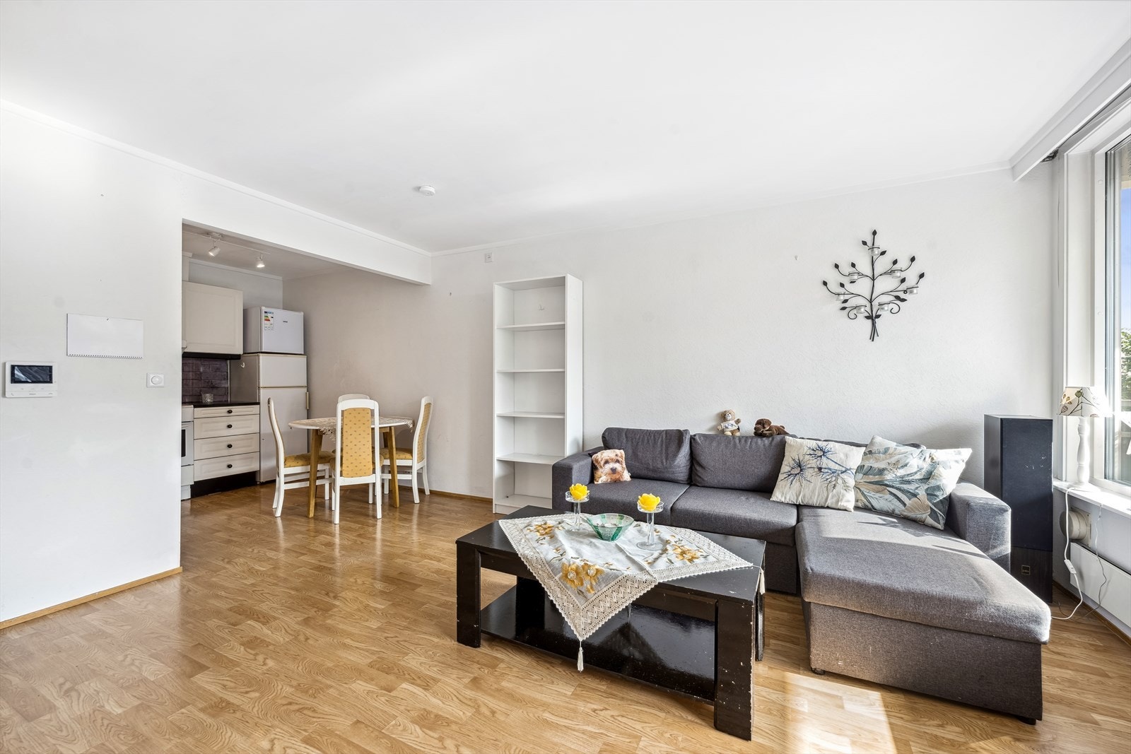 Stuen er romslig og byr på mange muligheter for innredning med ønsket møblement som TV med tilhørende møblement, sofa, spisebord og stuebord. Galleribilde