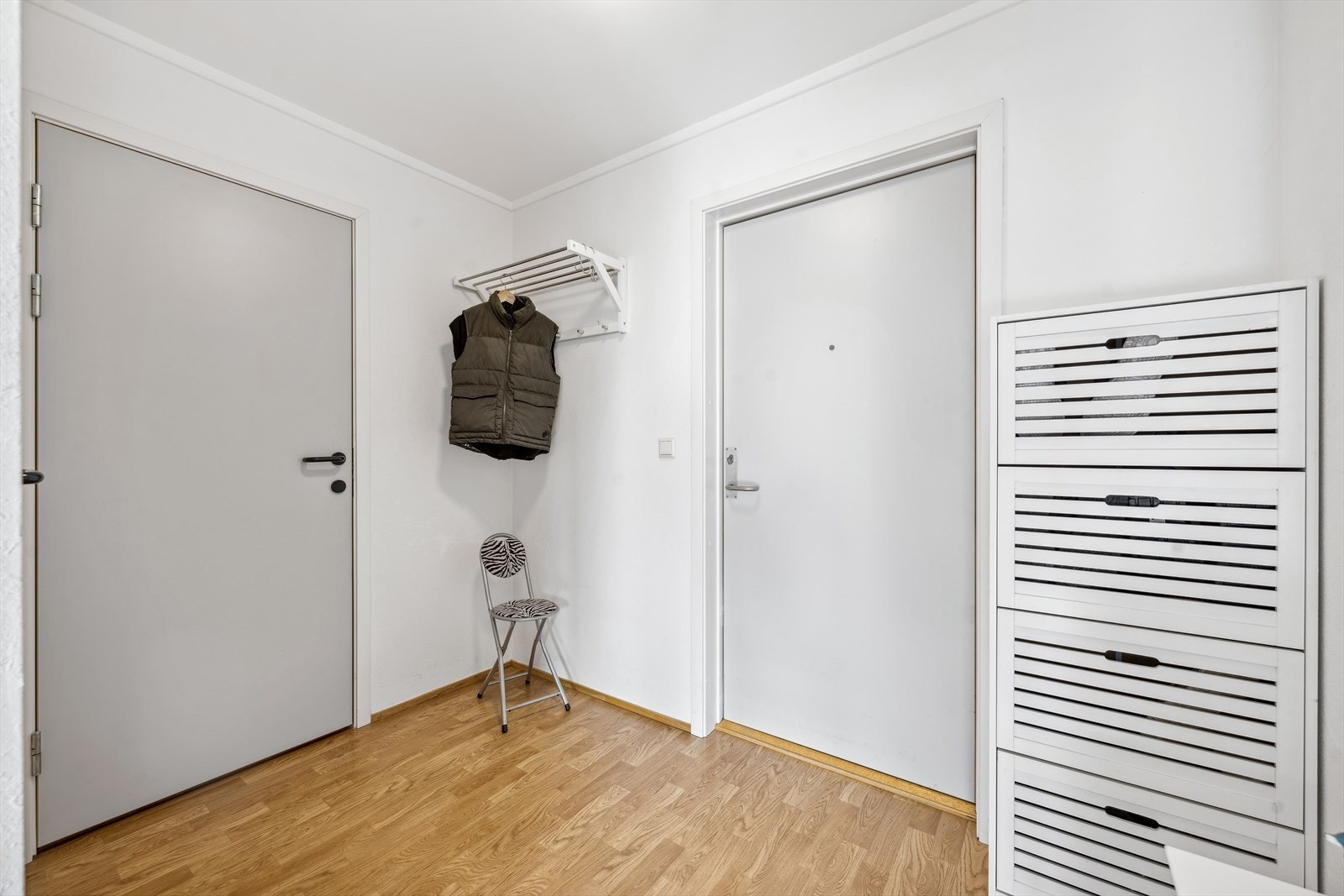 Innenfor egen inngangsdør blir du tatt i mot av en romslig entré med god plass til å henge og sette fra seg sko- og yttertøy. Fra entreen/gangen er det også adkomst til badet, samt en romslig og praktisk bod for oppbevaring. Galleribilde