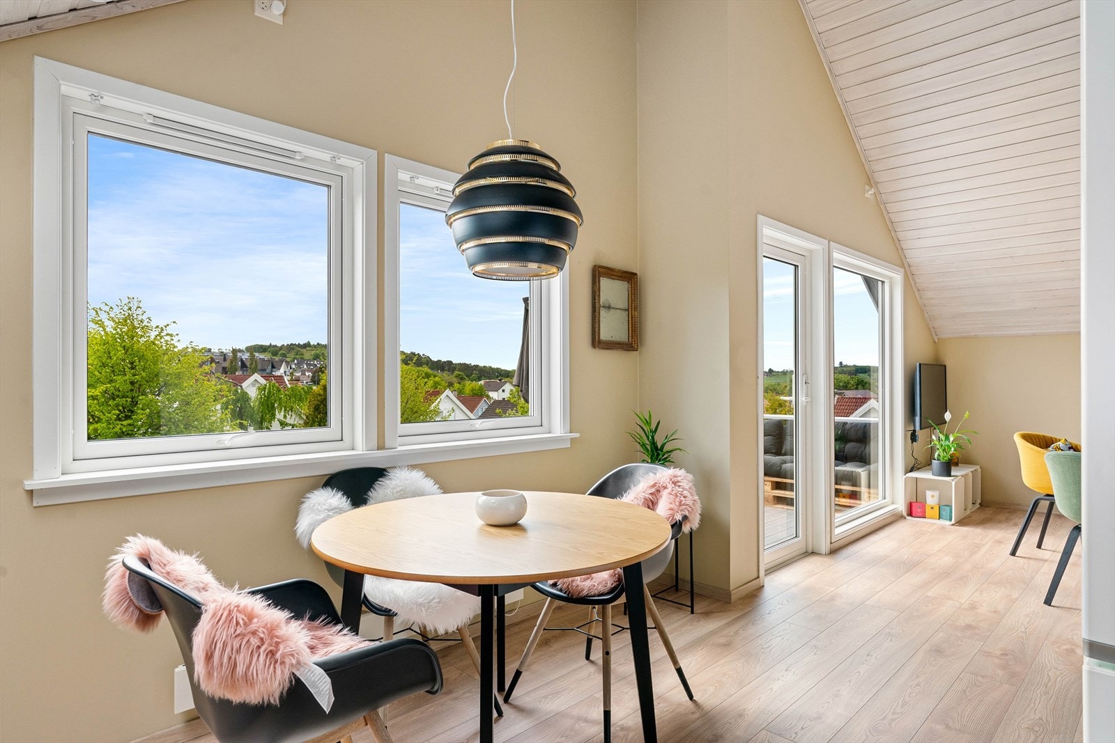 God plass til spisebord med luftig utsyn Galleribilde