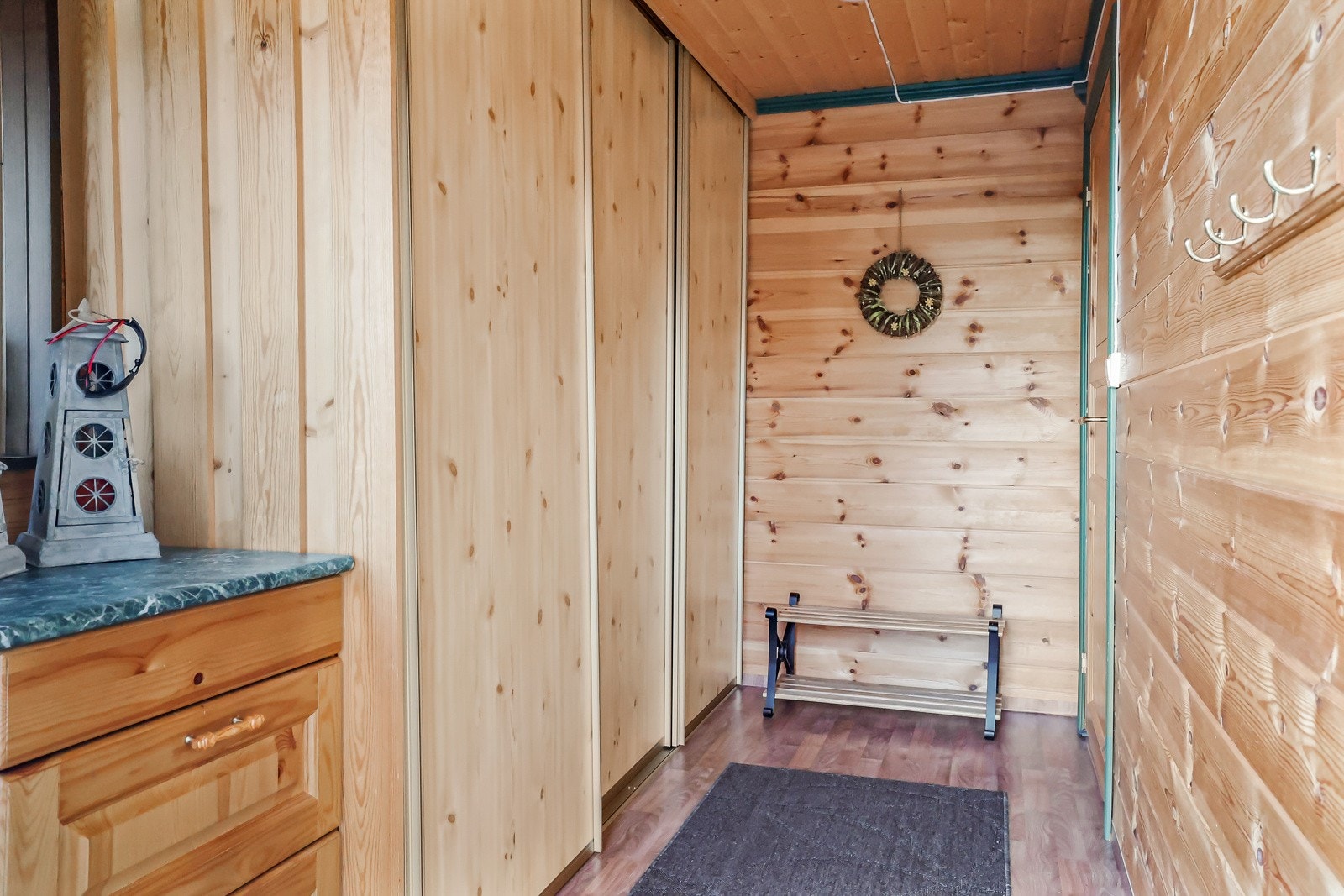 Entré med skyvedørsgarderobe Galleribilde