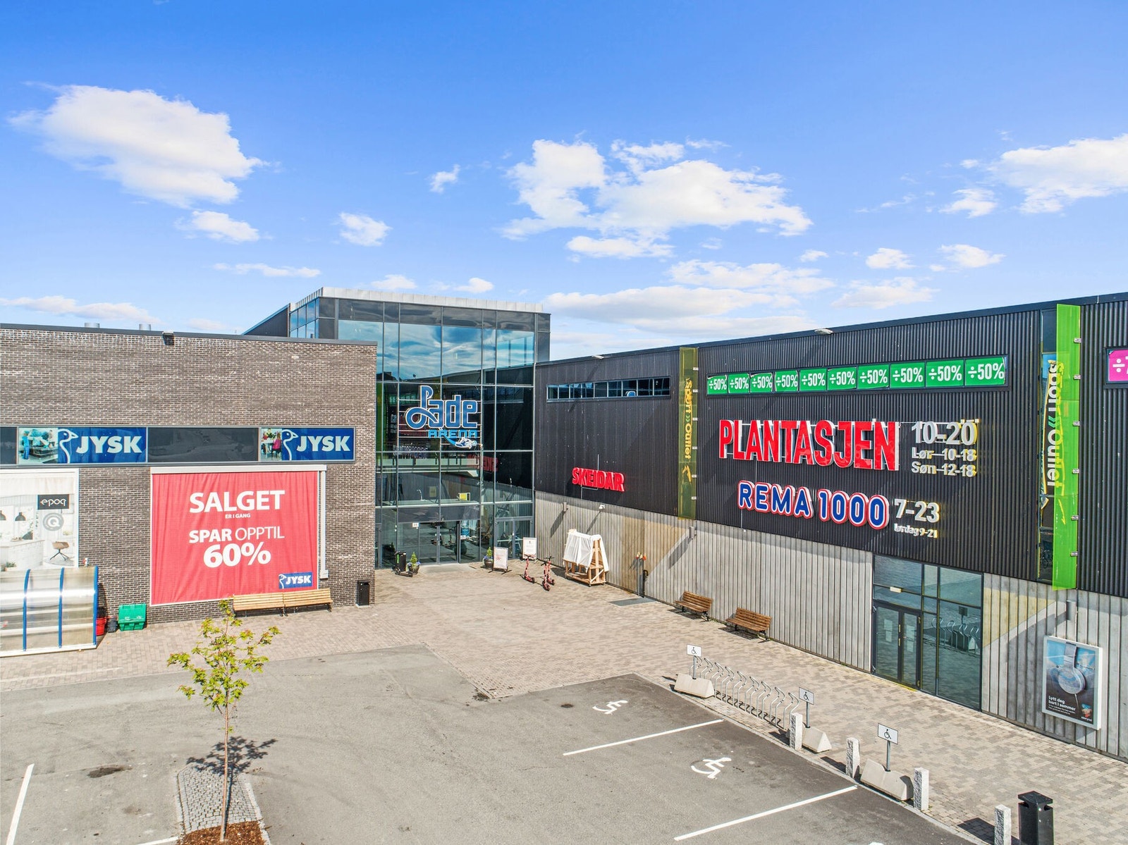 Lade Arena ligger i umiddelbar nærhet til boligen. Her finner du café, restaurant, dagligvarebutikk og flere andre butikker m.m. Galleribilde