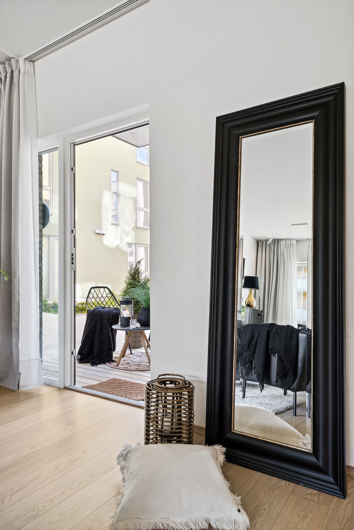 Fra stuen er det utgang til terrasse. Galleribilde