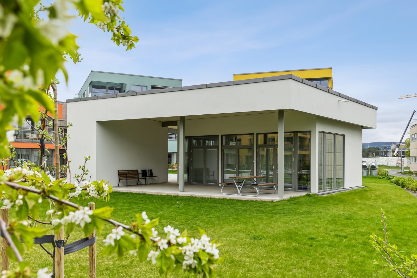 Felles forsamlingslokale med kjøkkenfasiliteter, fellesrom og WC er plassert på sameiets fellesareal og kan benyttes til sammenkomster av samtlige seksjonseiere/beboere. Galleribilde