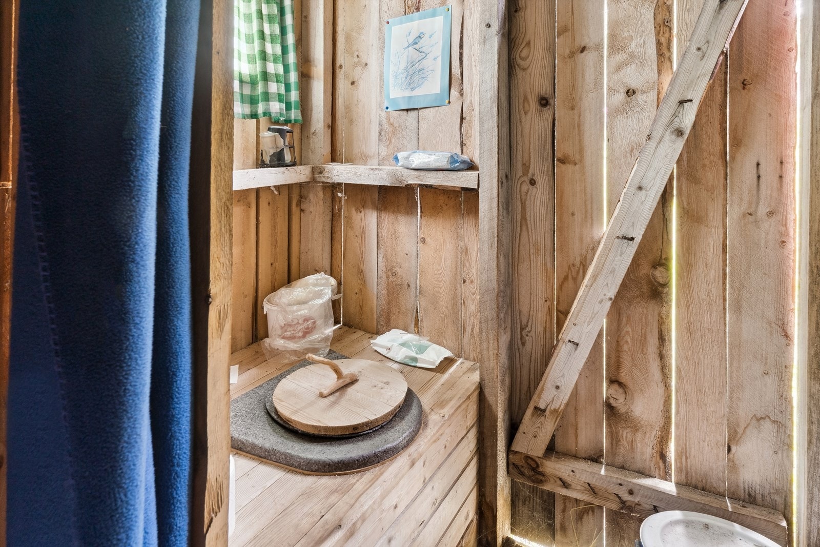 Utedo i uthuset på enden. Galleribilde
