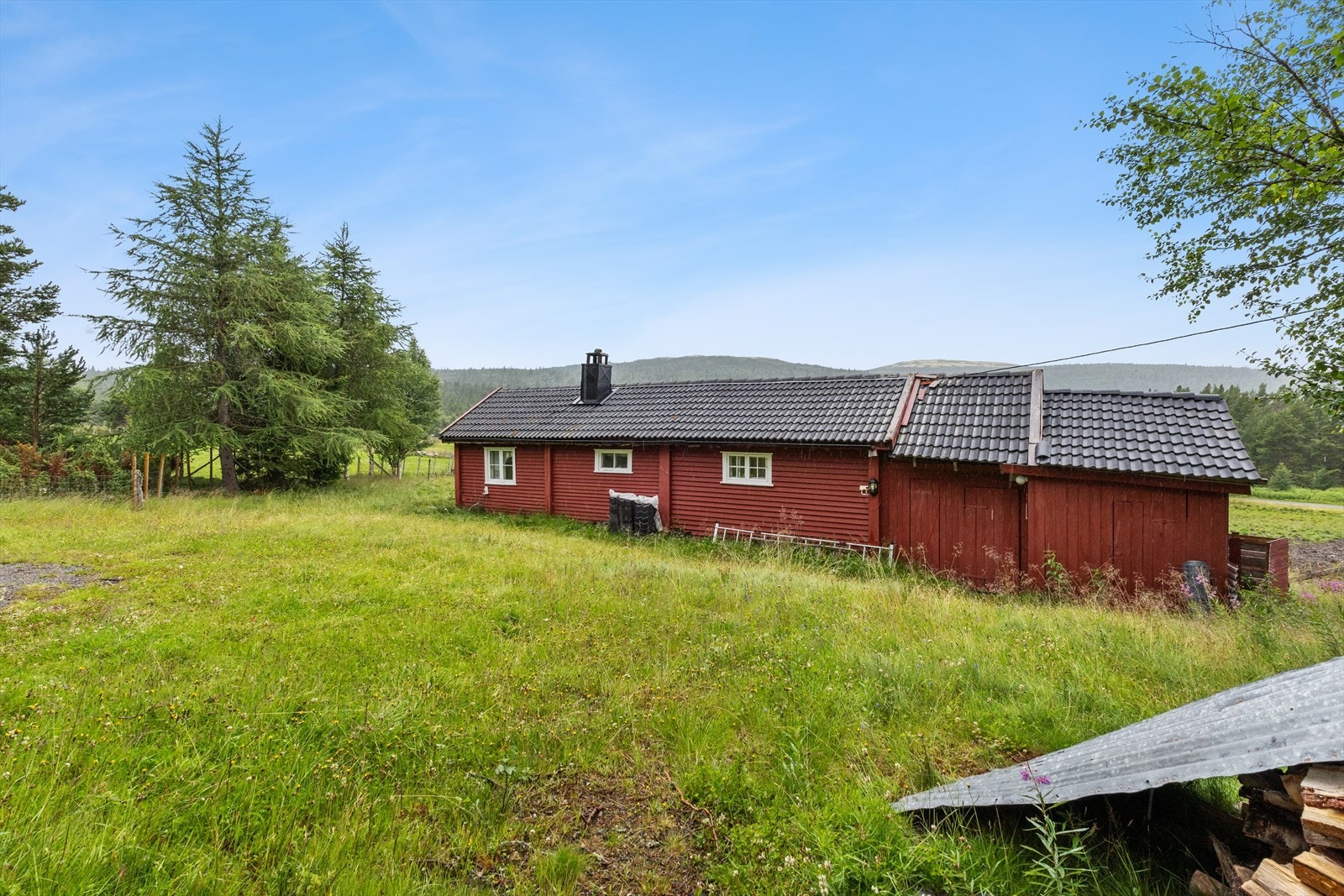 Hytta har helårs bilvei, innlagt strøm og sommervann. Galleribilde