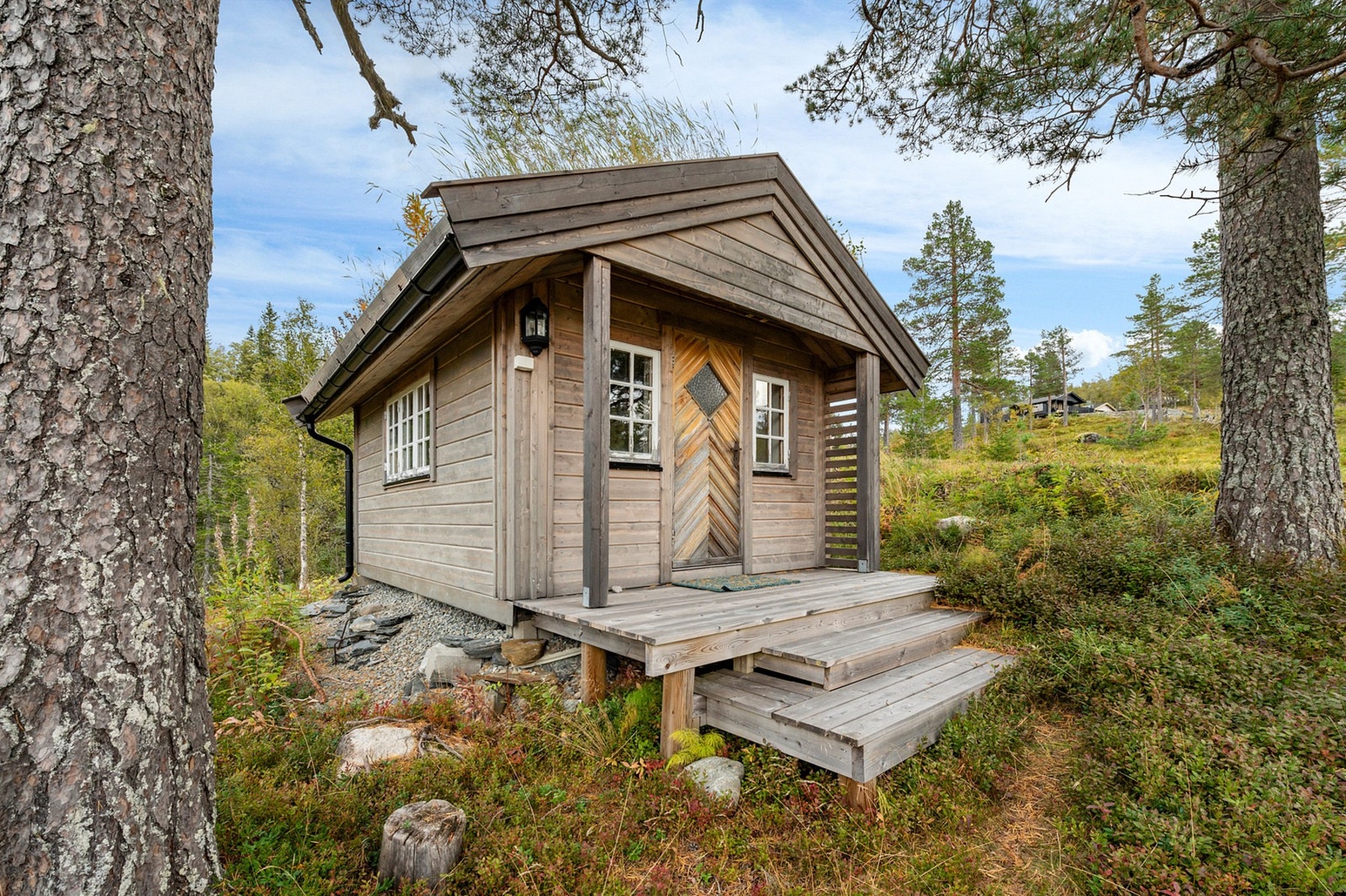 Tilhørende bod på eiendommen med mye oppbevaringsplass. Galleribilde