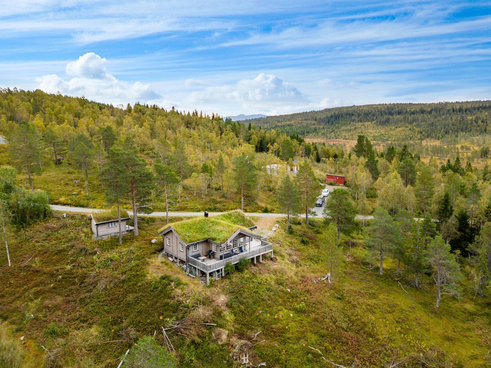 En svært flott fritidseiendom med naturskjønn beliggenhet og utsikt mot Ytteråsvatnet. Galleribilde