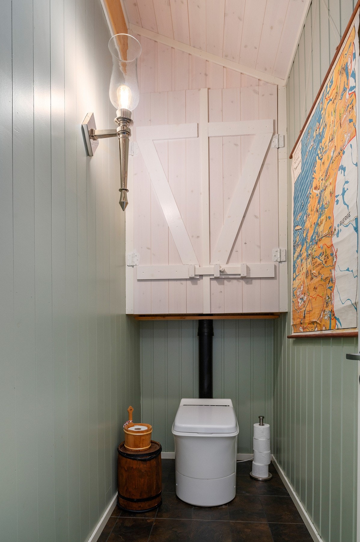 Forbrenningstoalett i eget rom. Galleribilde