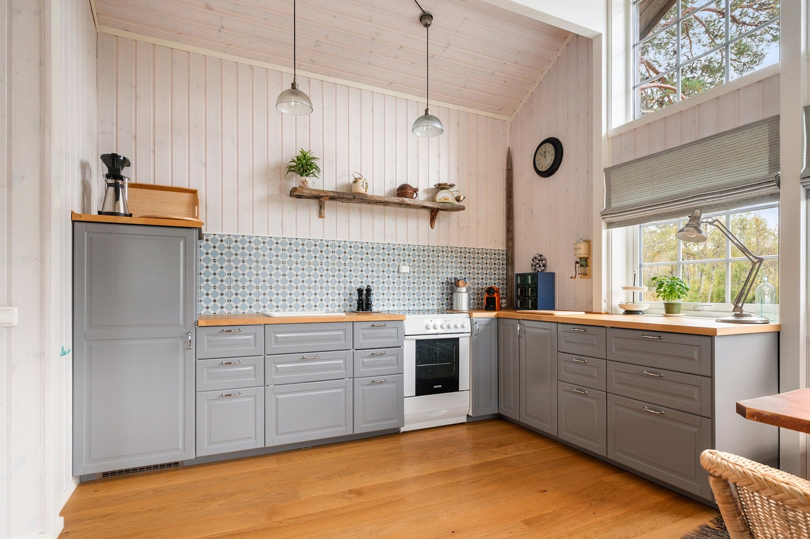 Kjøkkeninnredningen og innbygd kjøleskap er fra IKEA. Komfyr fra Gorenje. Galleribilde