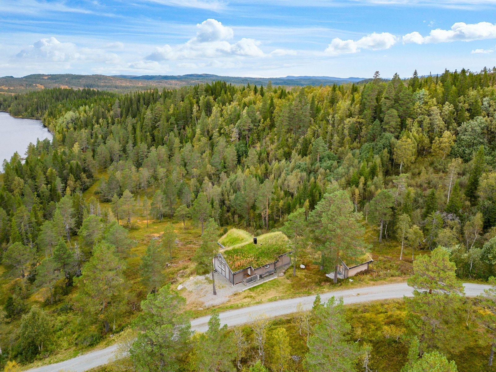 Det er oppkjørte skispor på vinterstid og utmerkede jaktmuligheter om høsten. Galleribilde