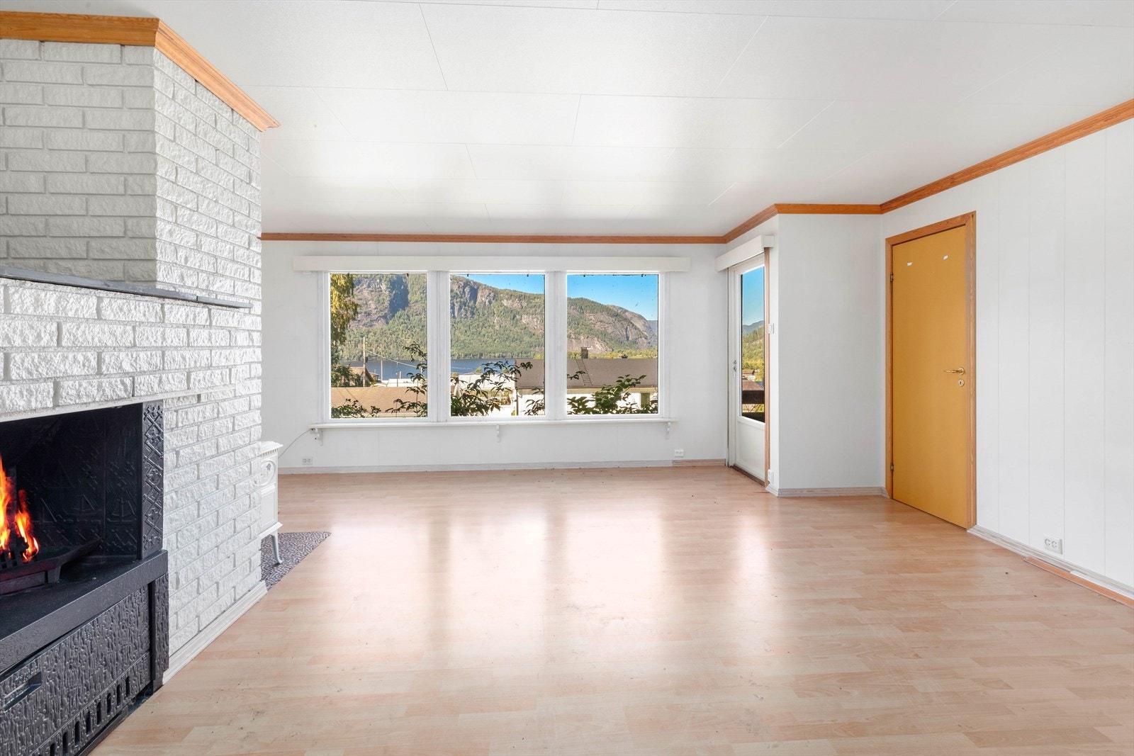 Stua er svært romslig og har både peis og vedovn. Galleribilde