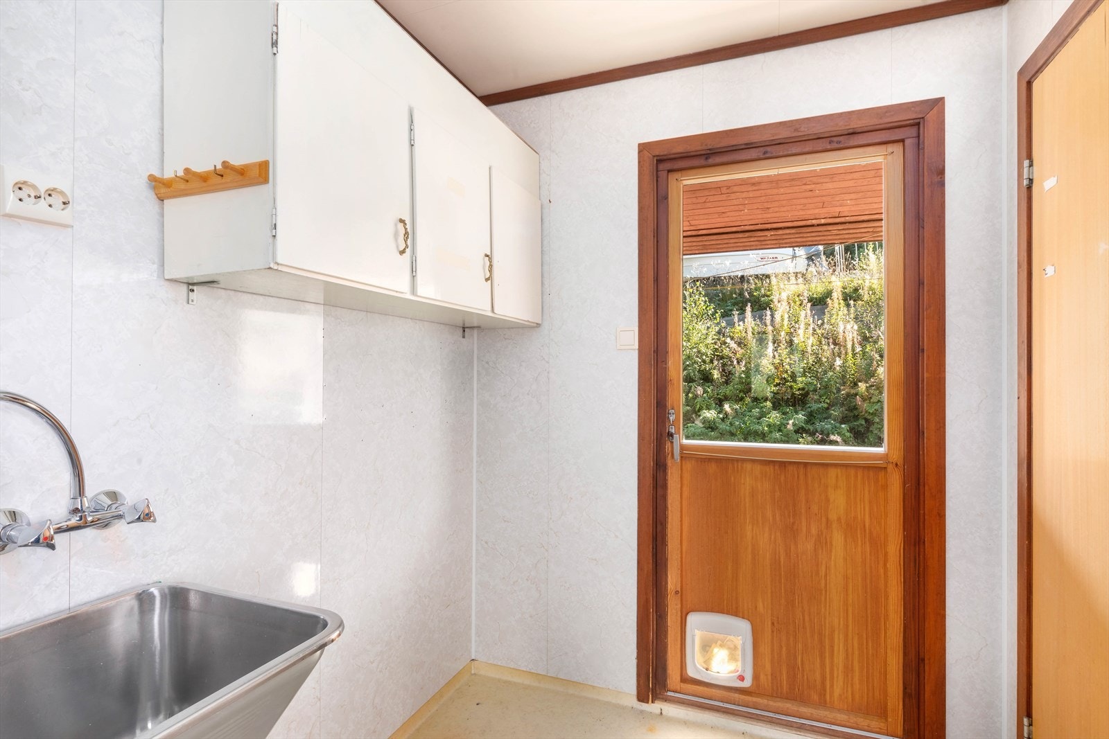 Vaskerom har praktisk utslagsvask og dør ut til terrasse like ved inngangsparti. Galleribilde