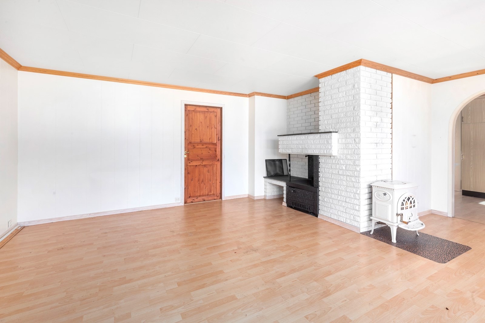 Her ser man inn til kjøkken til høyre, og døren rett frem er ut til gangen. Galleribilde