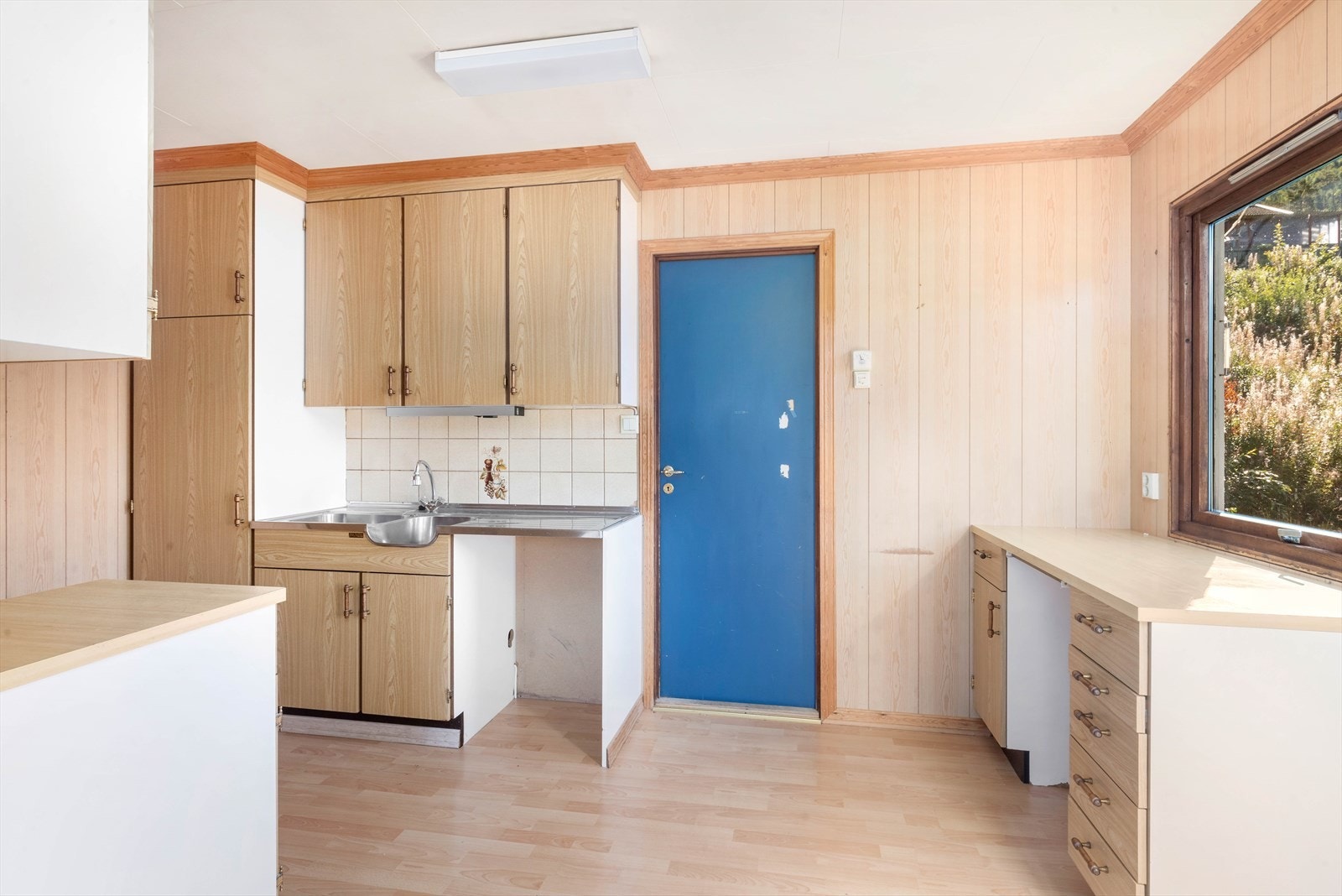 Kjøkken med tilgang til vaskerom. Galleribilde