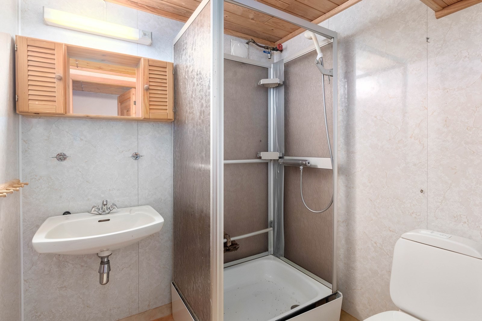 Bad i underetasje har dusjkabinett, servant og toalett. Galleribilde