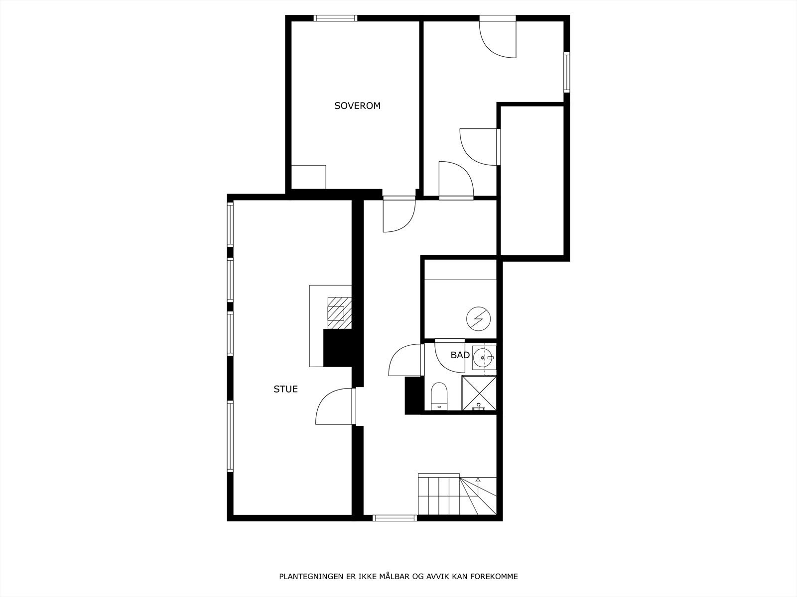 Omvisningen fortsetter i underetasjen. Her er det stor stue med peis, et soverom, bad, 2 boder og gang med trappoppgang samt gang med utgangsdør. Galleribilde