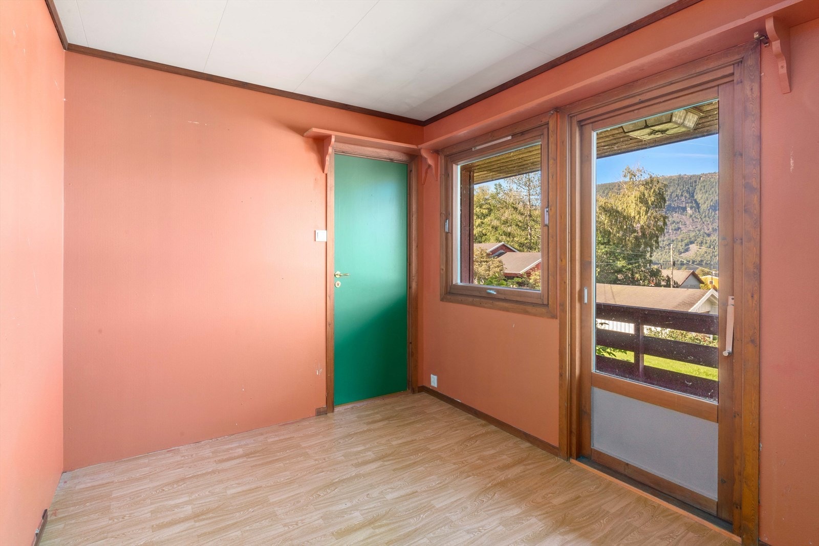 Soverom i front som har utgang til balkong. Galleribilde