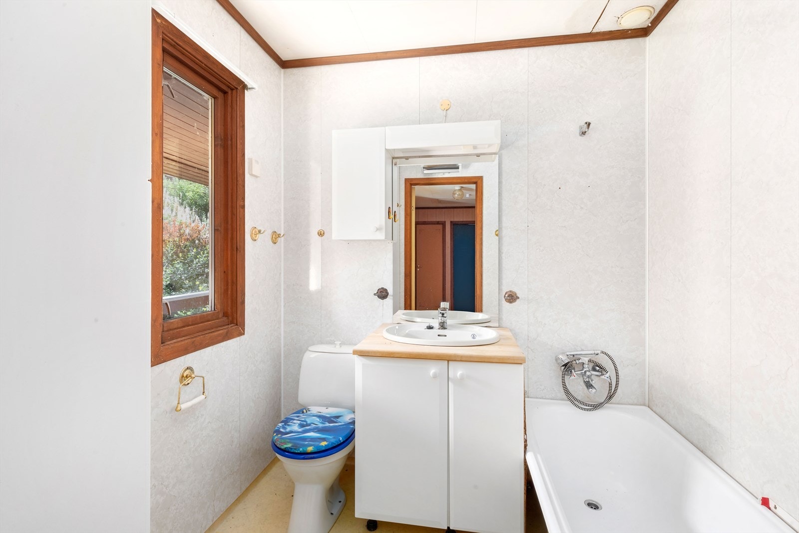 Bad i hovedetasje har badekar, toalett og innredning med nedfelt servant. Galleribilde