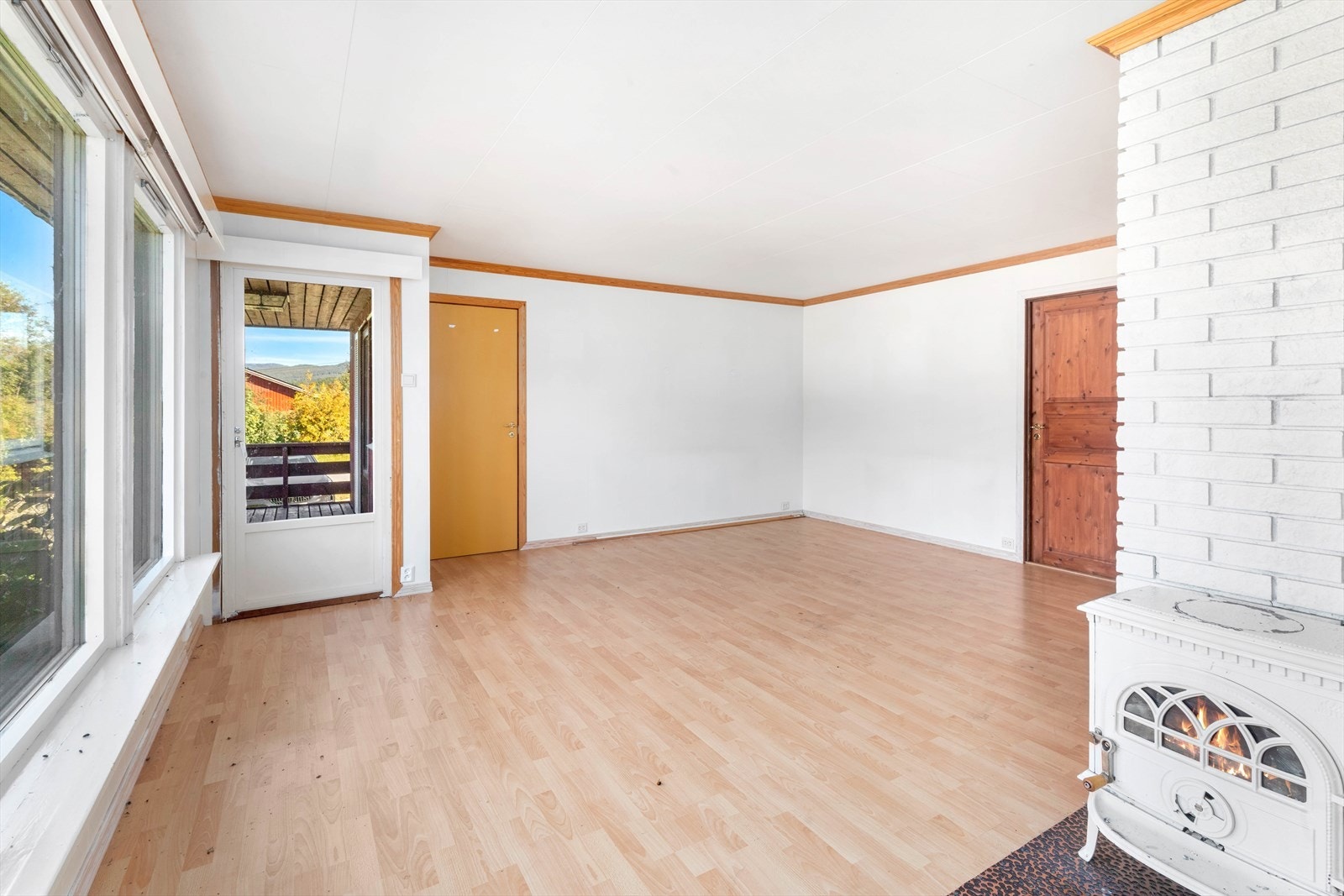 Fra stuen er det også utgang til balkong og dør rett frem er til et soverom. Galleribilde