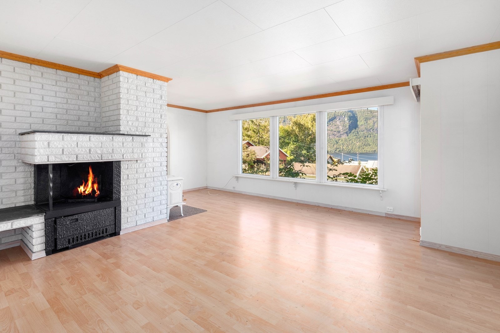 Store vindusflater i front som slipper inn godt med lys. Galleribilde