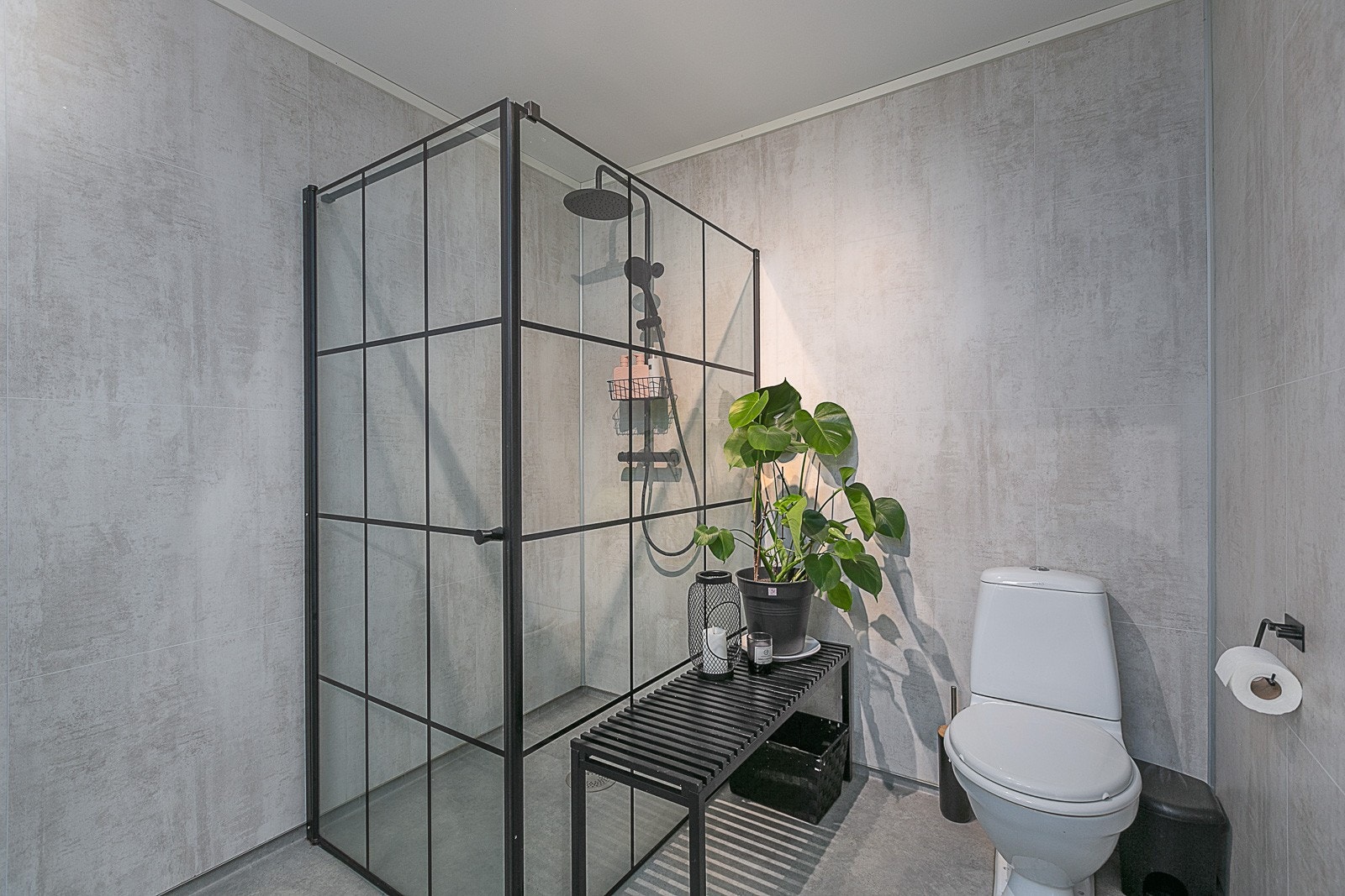 Badet ble renovert i 2021 og har tidsriktige fargevalg. Galleribilde