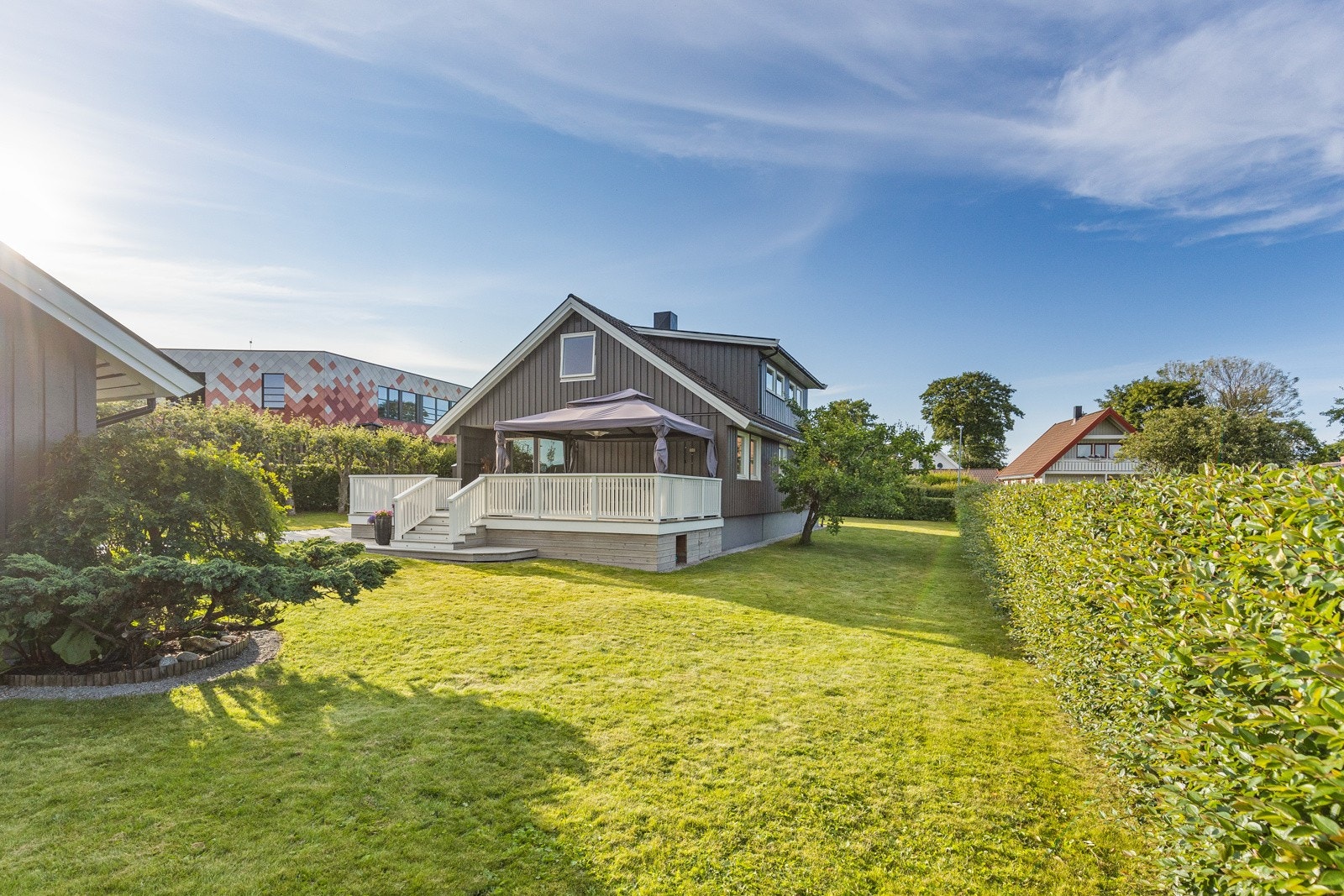 Stor og romslig hage hvor barna fritt kan utfolde seg. Galleribilde