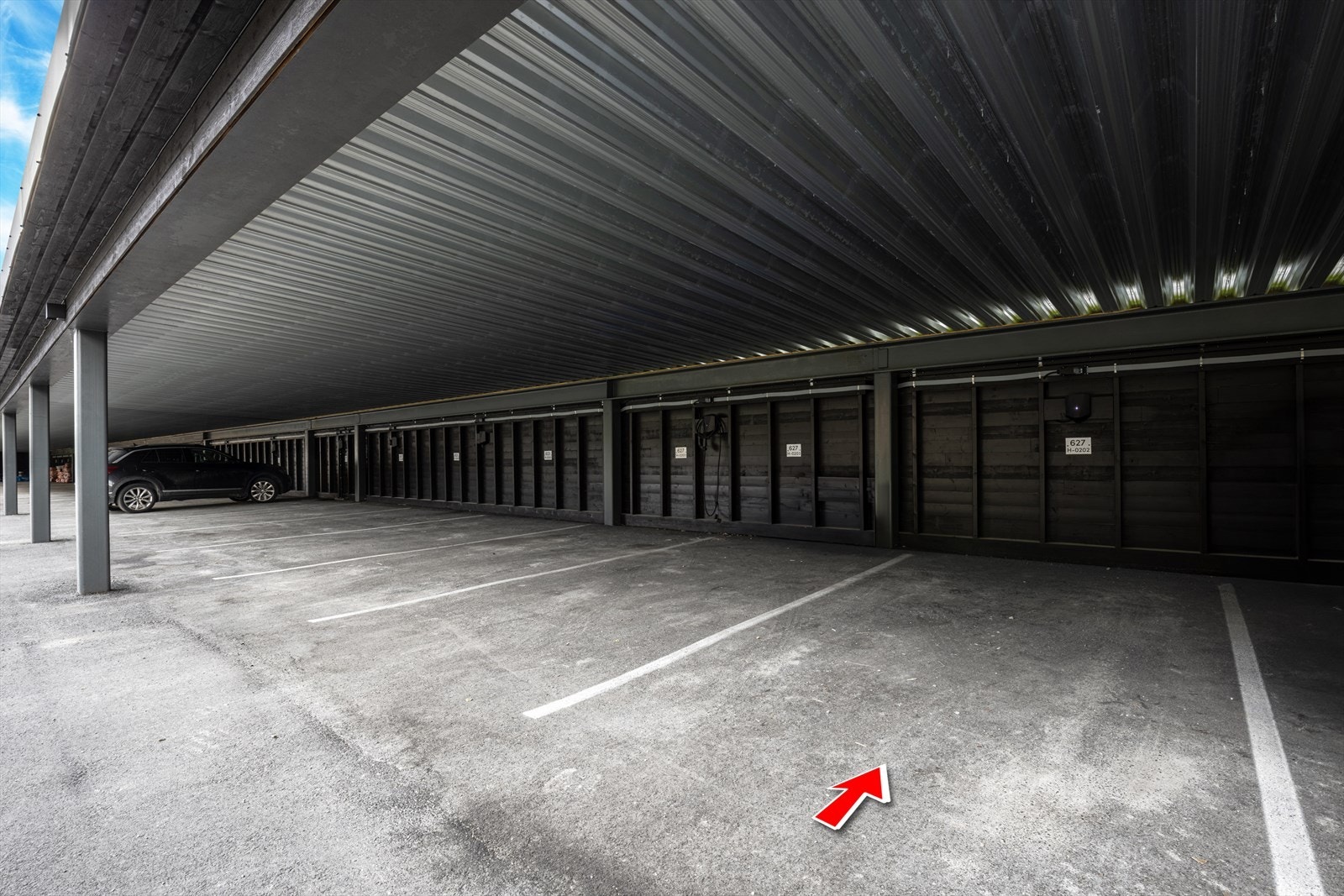 Leiligheten har parkeringsplass i carport rett utenfor døren. Galleribilde