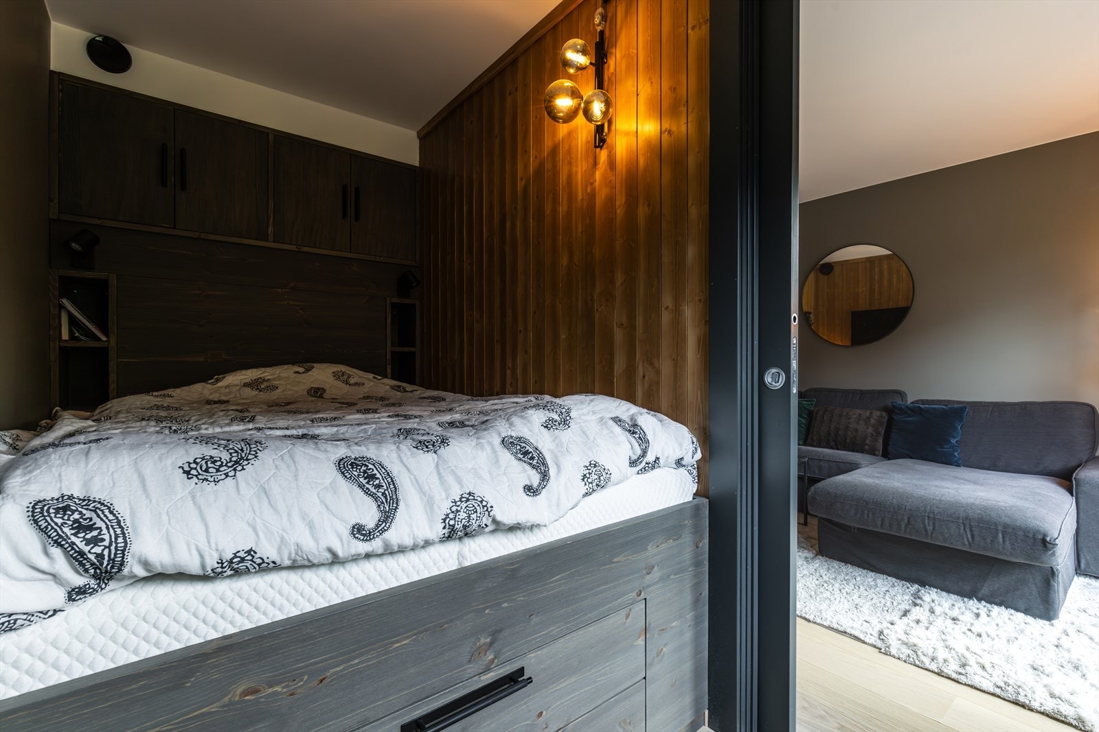 Soverom 2 har også snekkertilpasset seng med oppbevaring under. Galleribilde