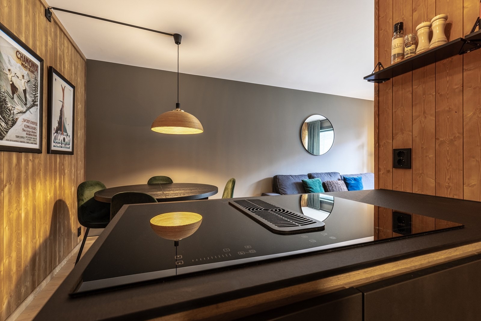 Effektiv leilighet med åpen kjøkken/stueløsning med plass til spise og sofamøblement. Galleribilde