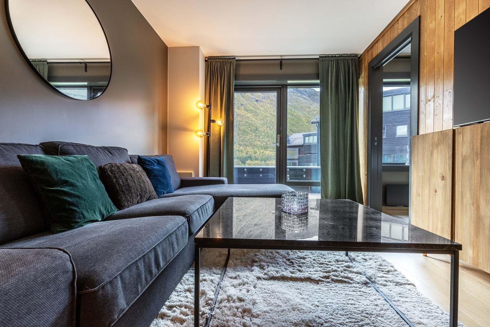 Kombinasjon av gips og panel gir en moderne fjellfeeling. Galleribilde