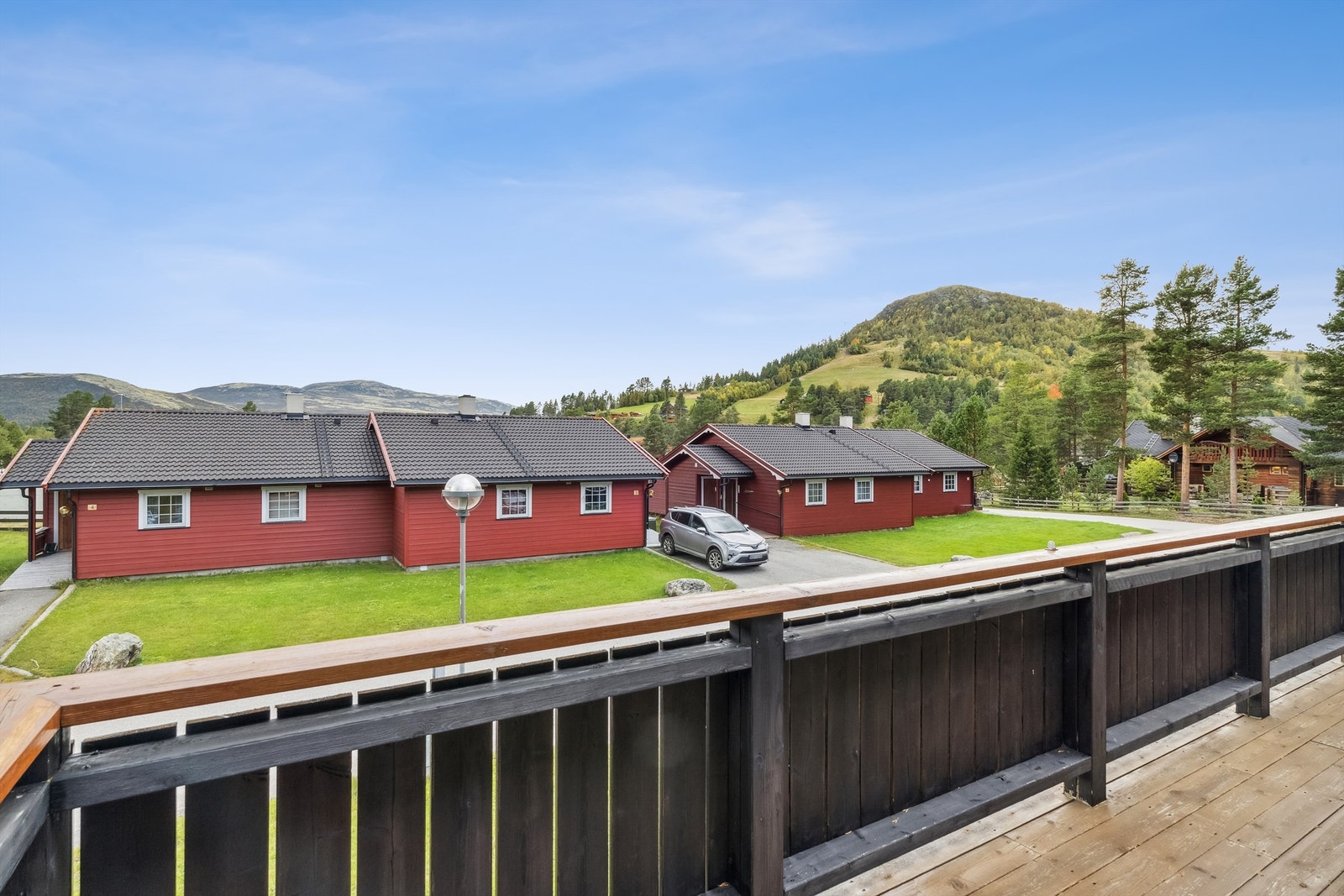Utsikt mot skibakke og fjell Galleribilde