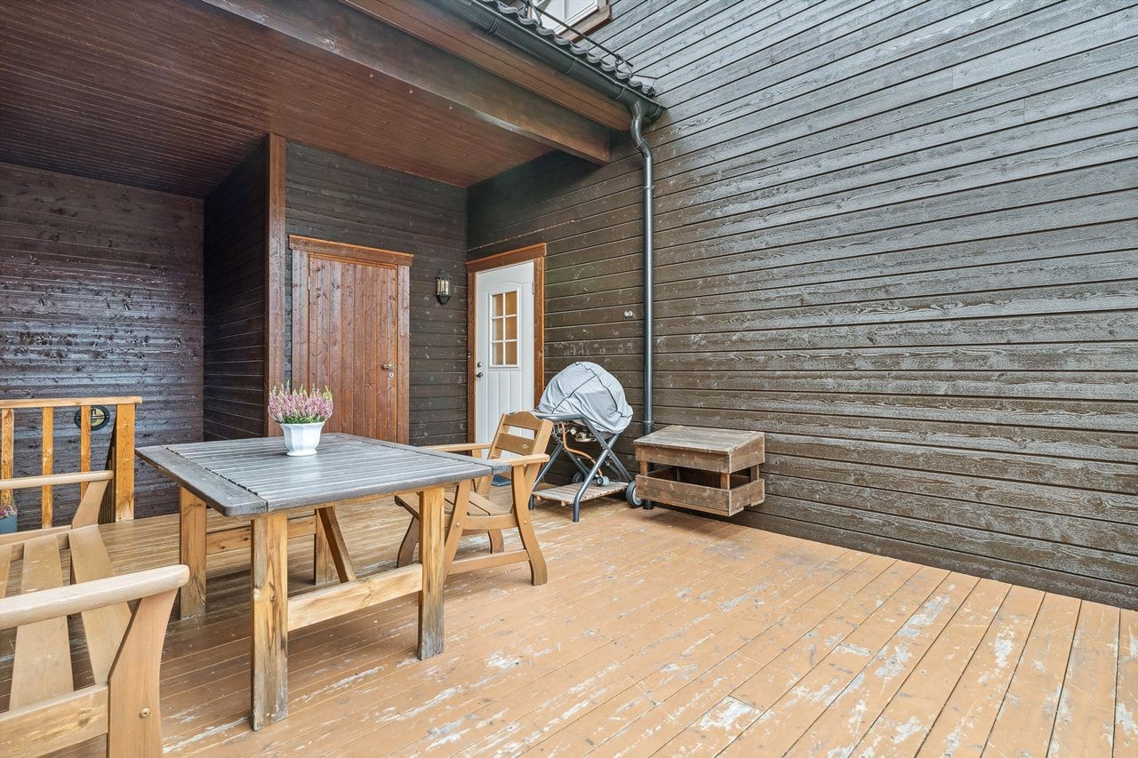Ved oppgangen til leiligheten er det egen privat terrasse. Godt skjermet for vind! Galleribilde