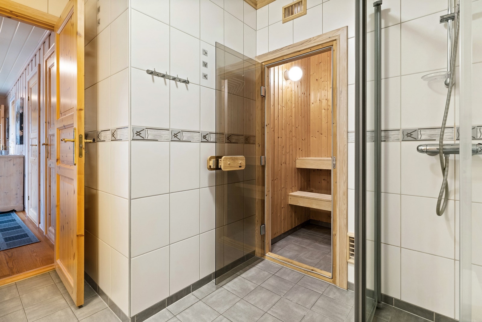 Badet har adkomst direkte til badstue. Galleribilde