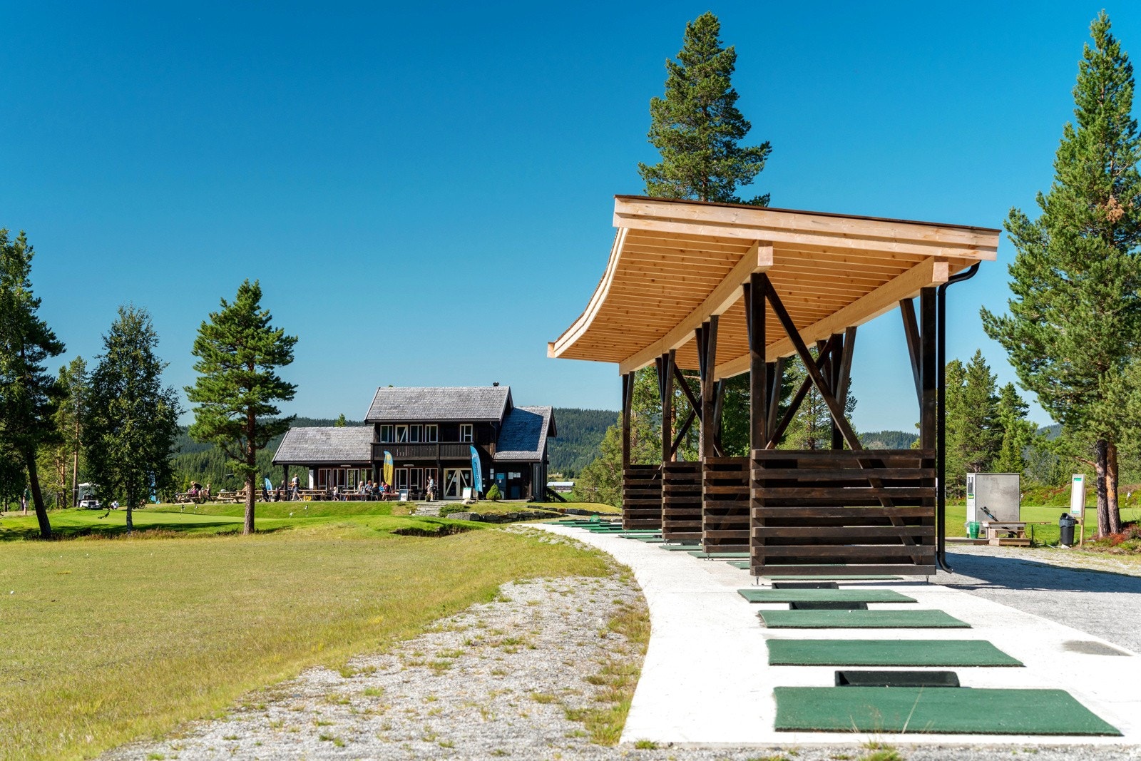 På sommerstid, høst og vår har du gangavstand til Nesfjellet Golf med bl.a. golfcaféen som et hyggelig samlingssted. Galleribilde