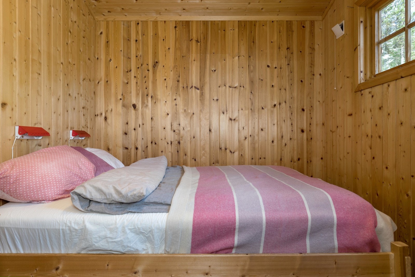 Hytta har tre soverom med soveplass til 6 personer, samt mulighet for soveplasser i plassbygget sofa. Galleribilde