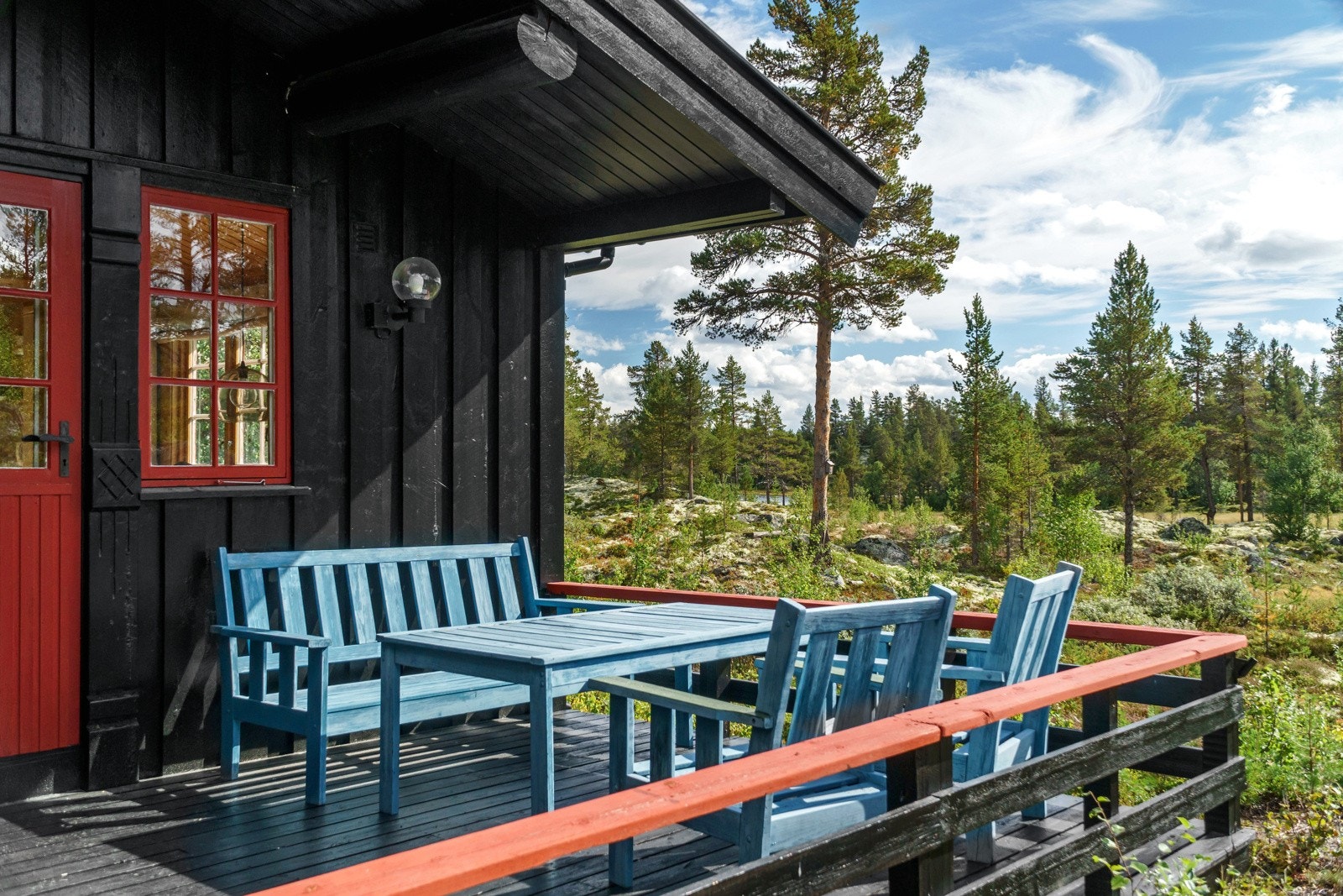 Privatmegleren Hallingdal v/ June Langeland har gleden av å presentere en sjarmerende hytte med flott og usjenert beliggenhet på vakre Tunhovdåsen ca Galleribilde