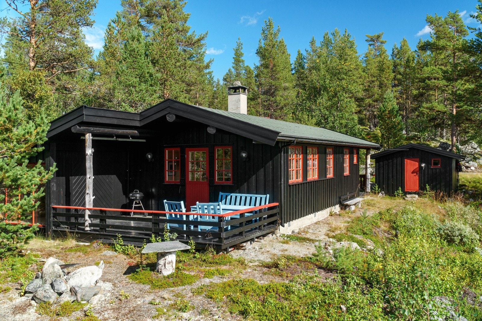 Terrassen er lun og skjermet for innsyn da det er montert vegger på to av sidene, samt delvis overbygget. Galleribilde