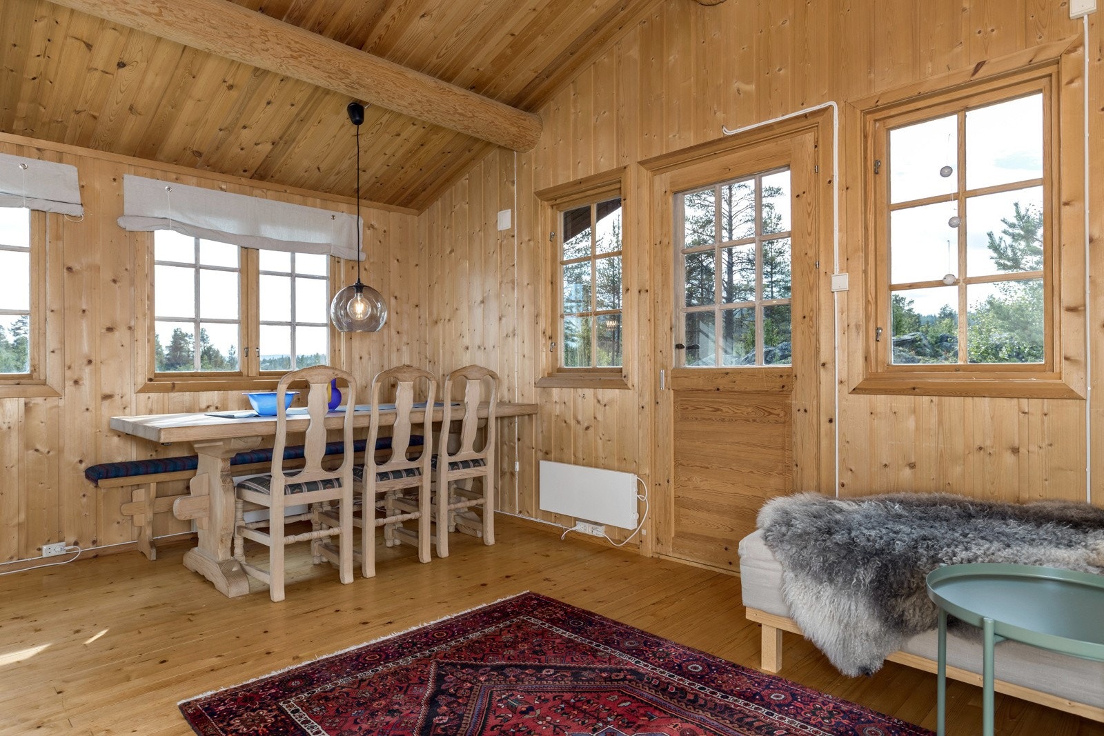 Hytta har en romslig og lun terrasse med utgang fra stuen. Galleribilde