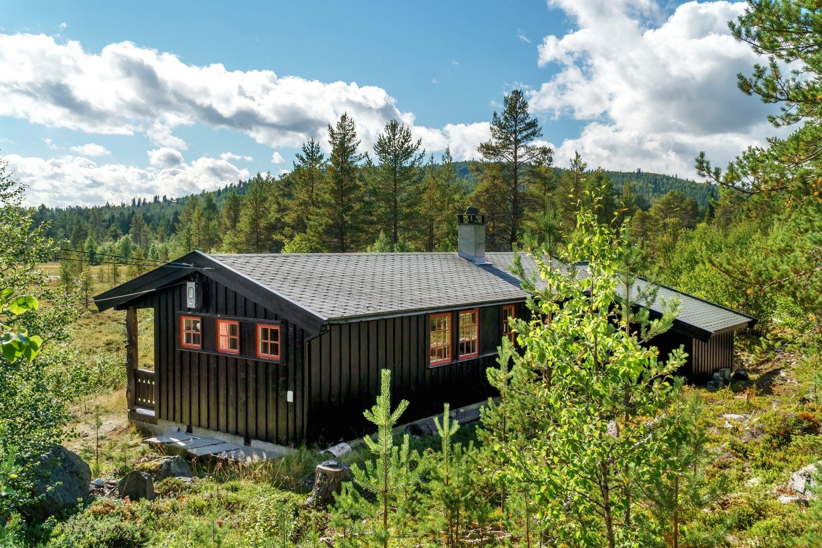 Hytte kledd med stående tømmermannspanel oppført i 1987/1988. Galleribilde