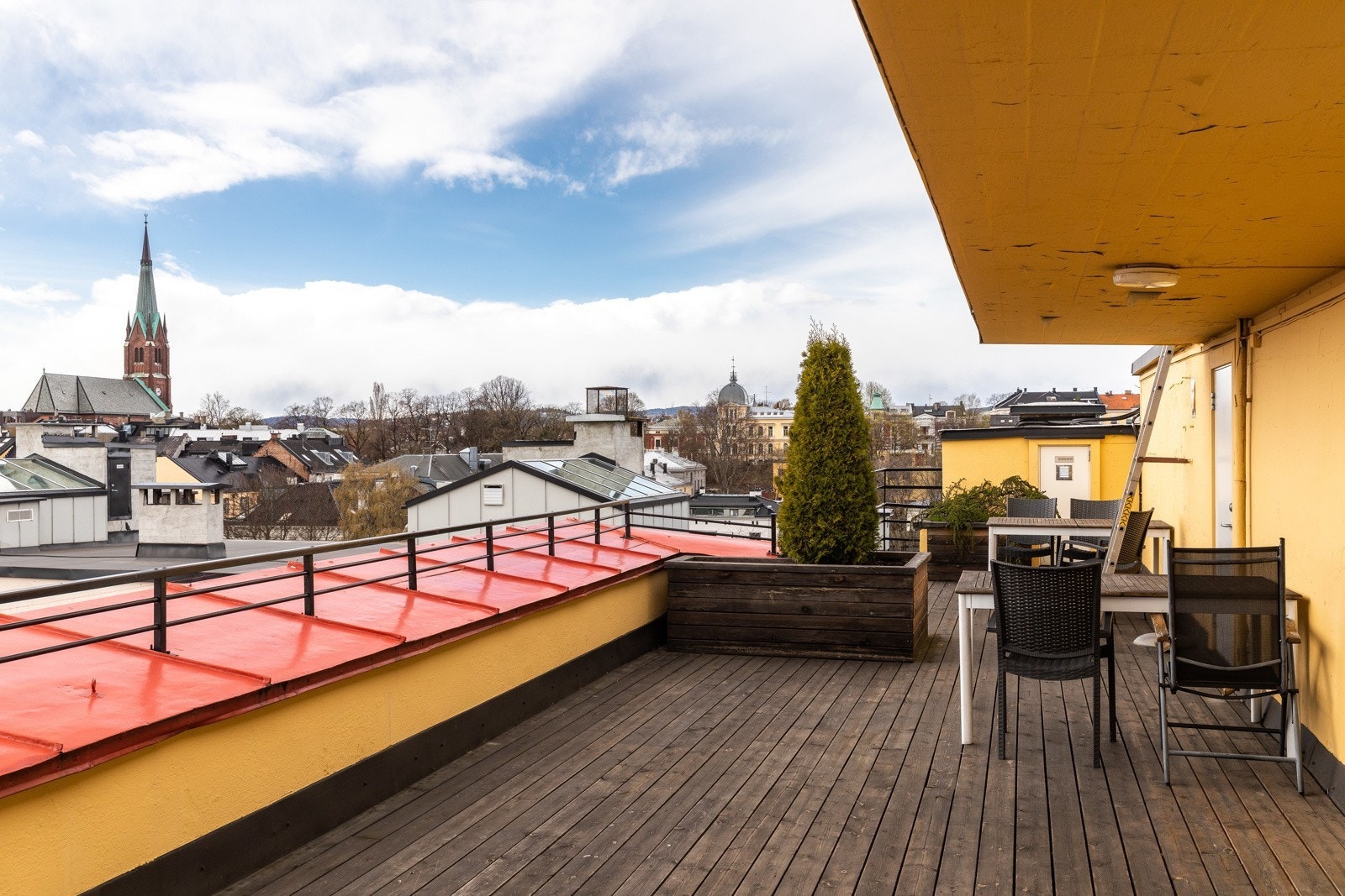 Sameiet har felles takterrasse utstyrt med møblement til fri bruk for beboere. Galleribilde