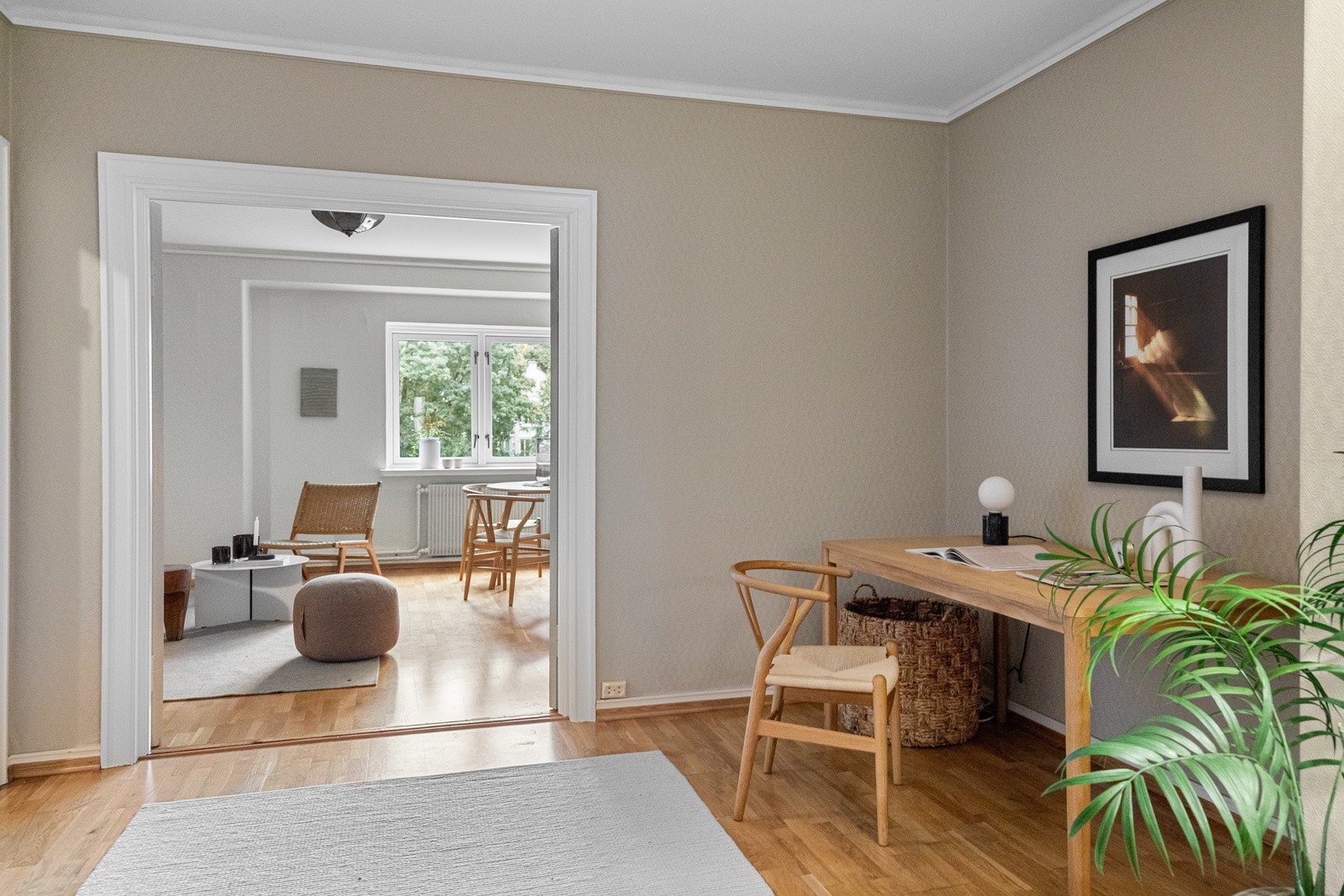 Entré/gang med god plass til oppheng av yttertøy og plassering av sko. Galleribilde