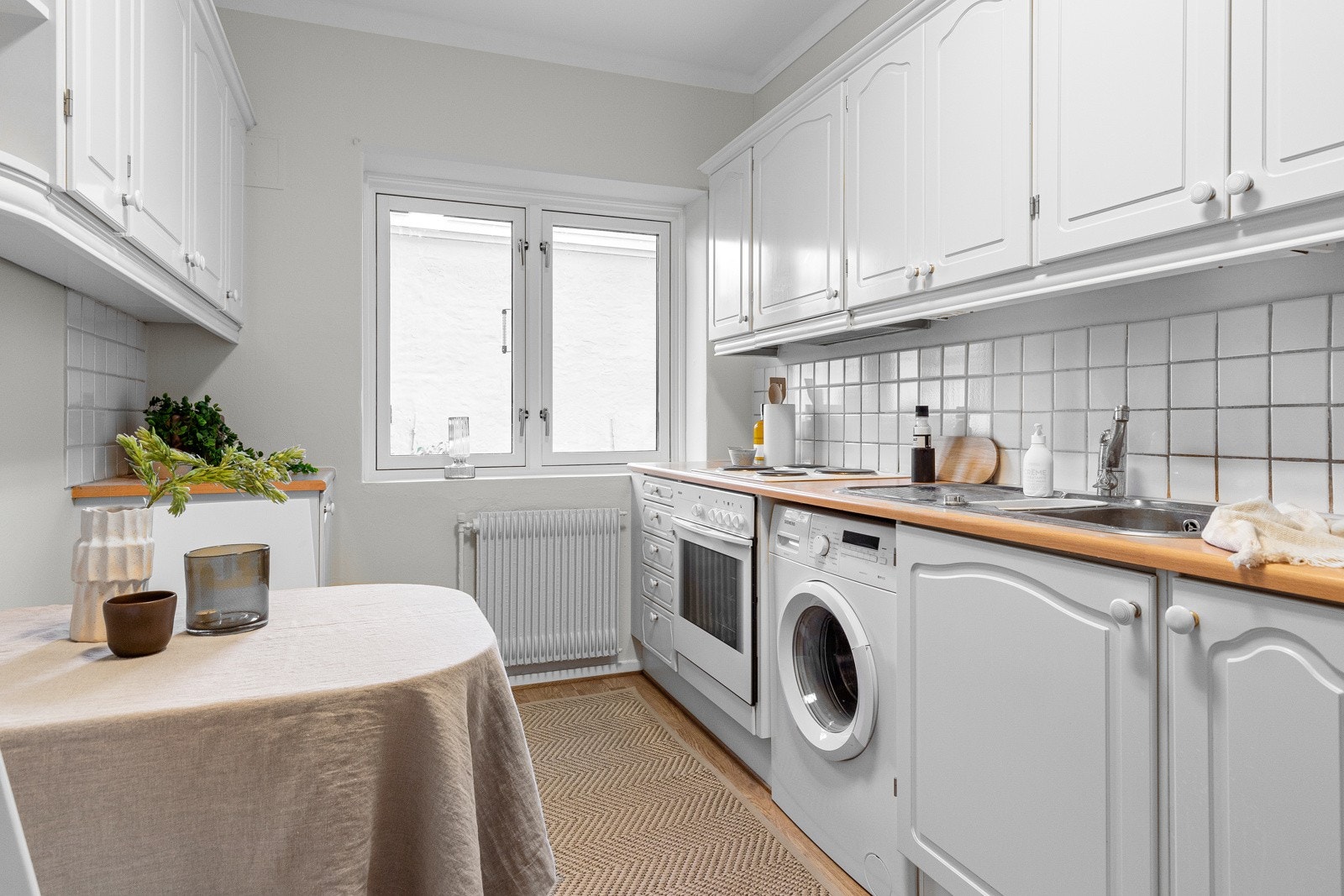 Det er opplegg for vaskemaskin og plass til frittstående hvitevarer. Galleribilde